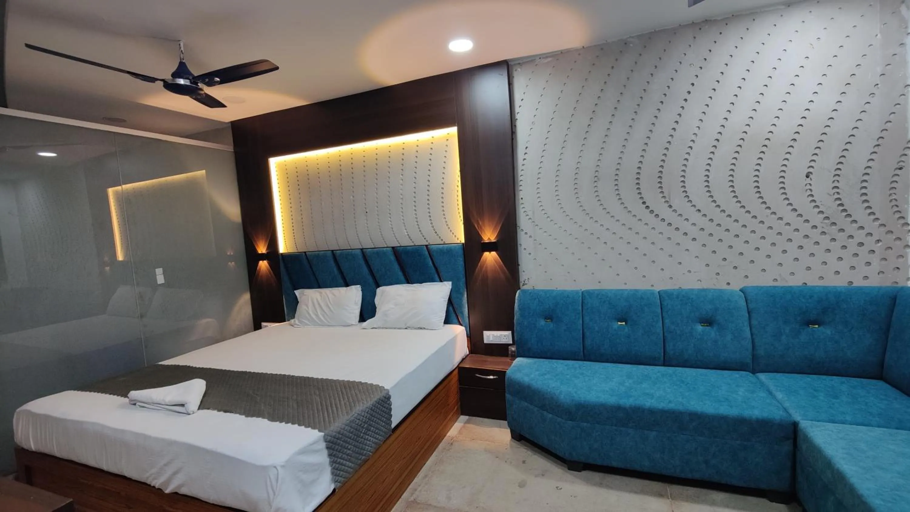 Bedroom, Bed in Jhansi Castle Inn