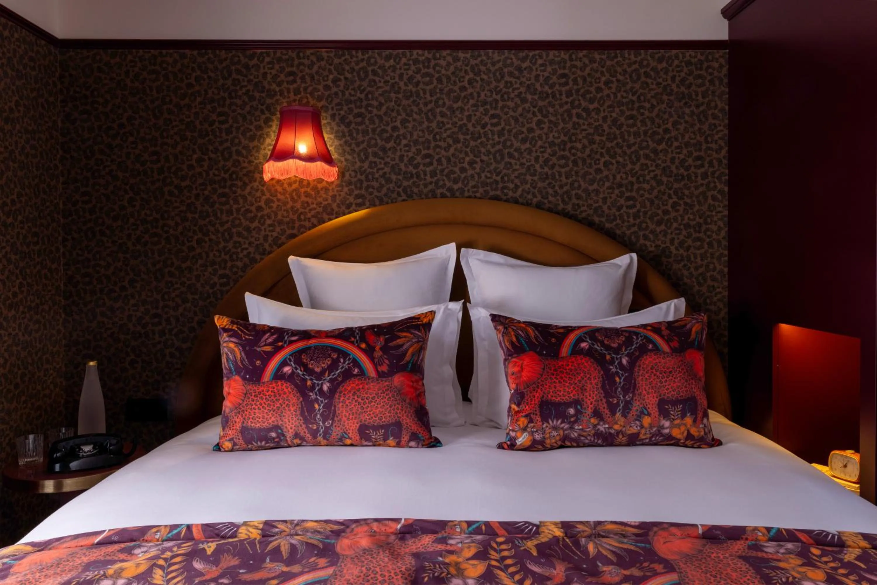 Bed in Hôtel Ginette à la Folie & Spa