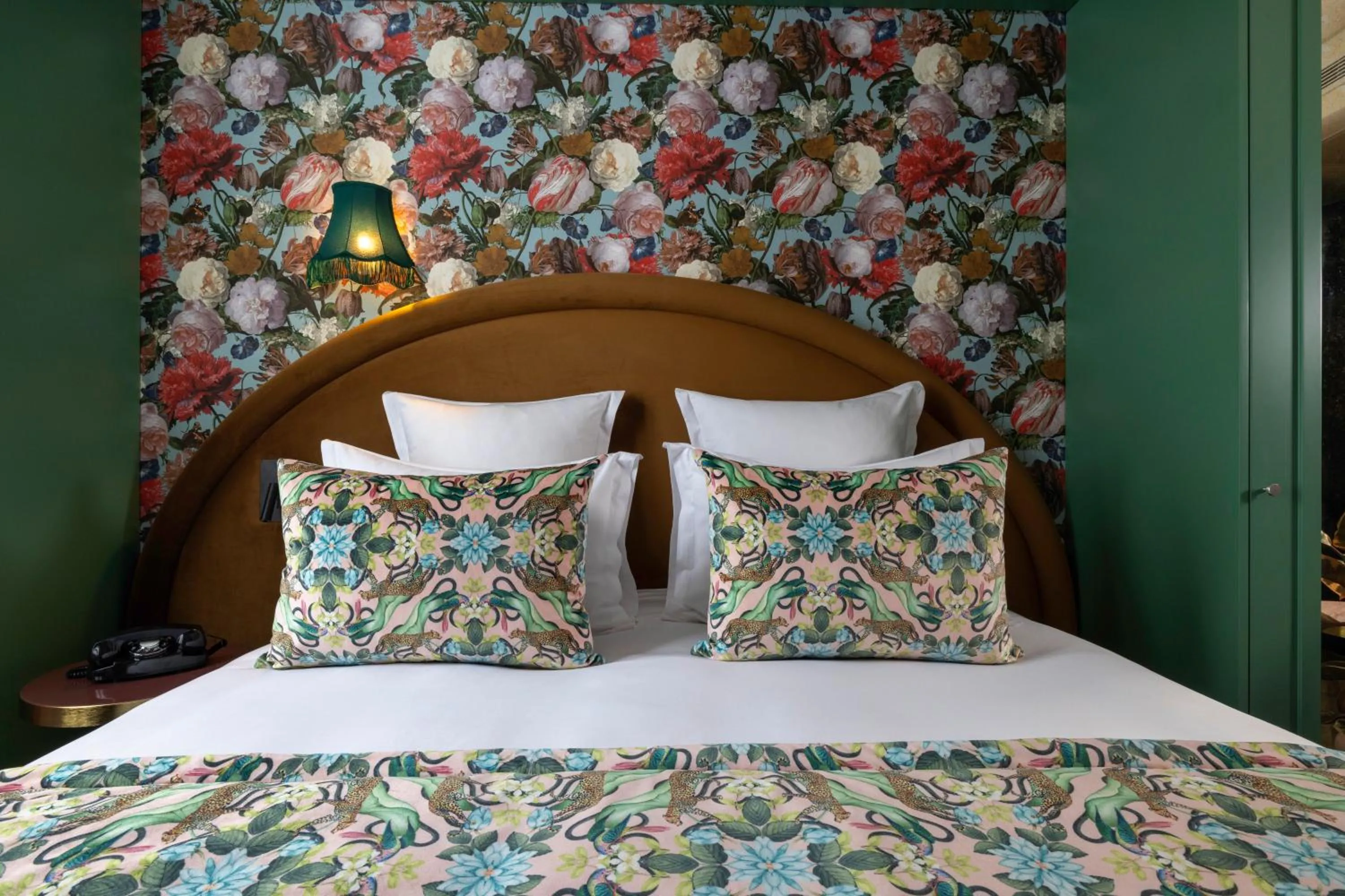 Bed in Hôtel Ginette à la Folie & Spa