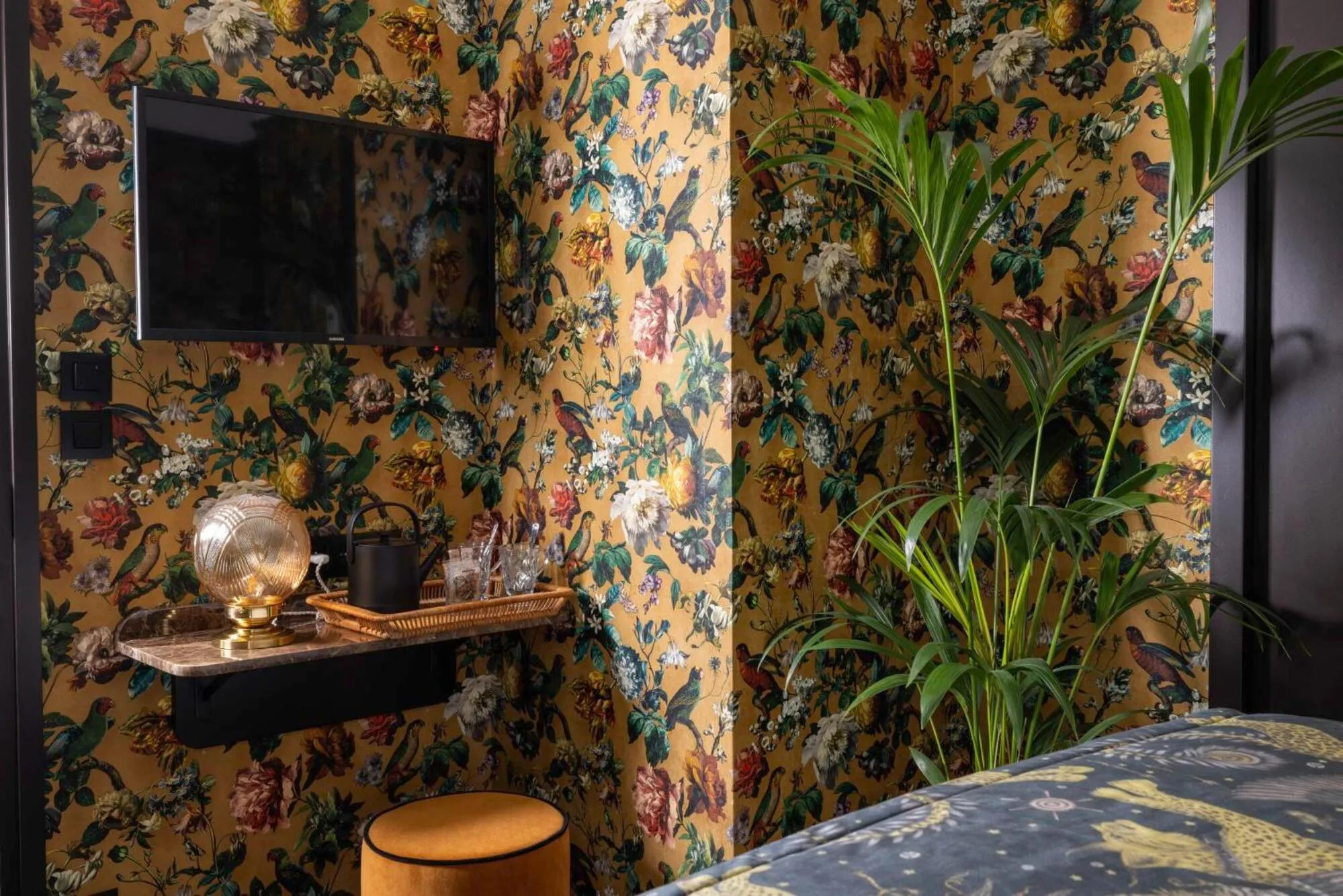 TV and multimedia in Hôtel Ginette à la Folie & Spa