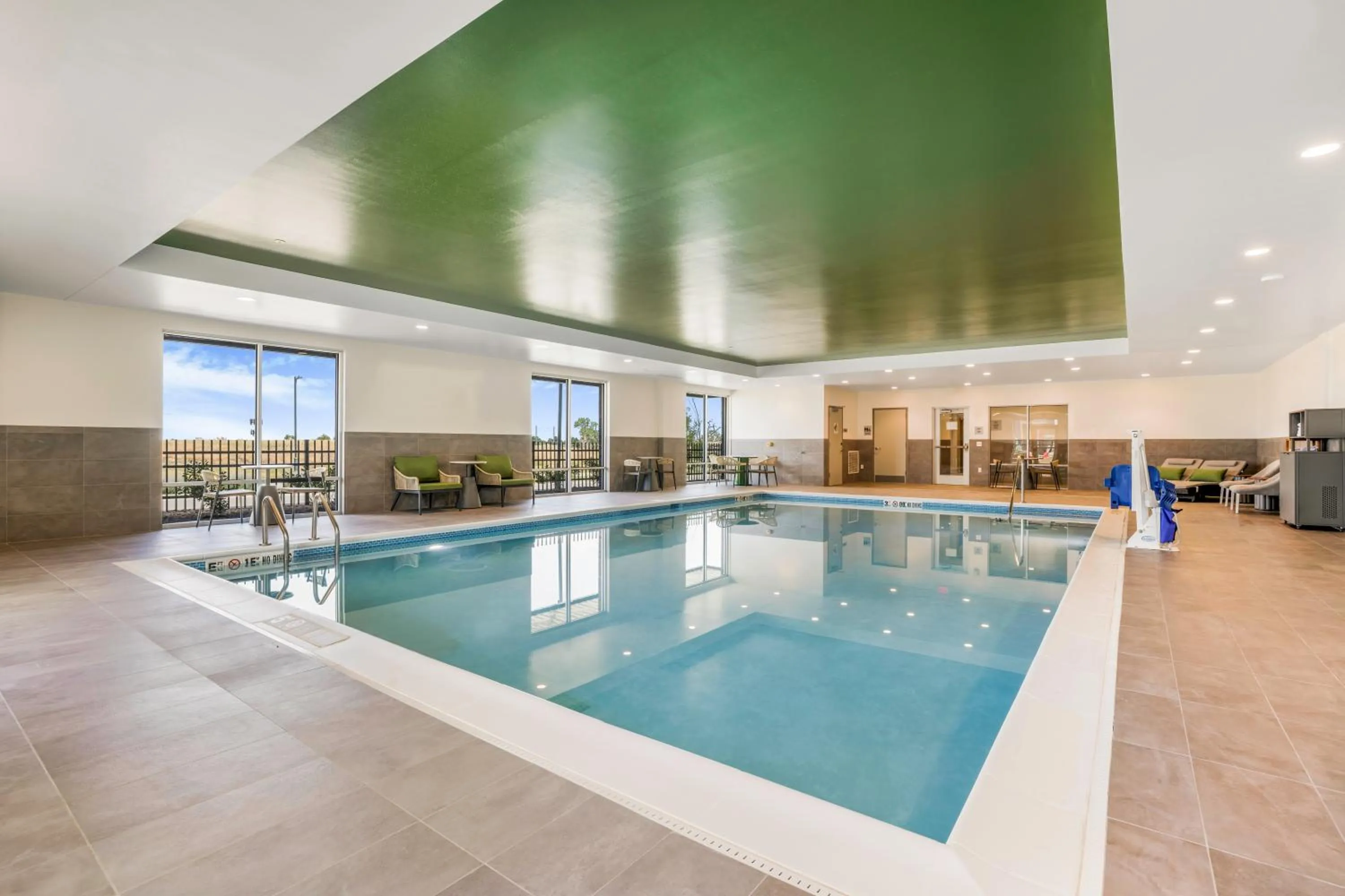 Swimming pool in Hampton Inn Aurora Medical Center Denver