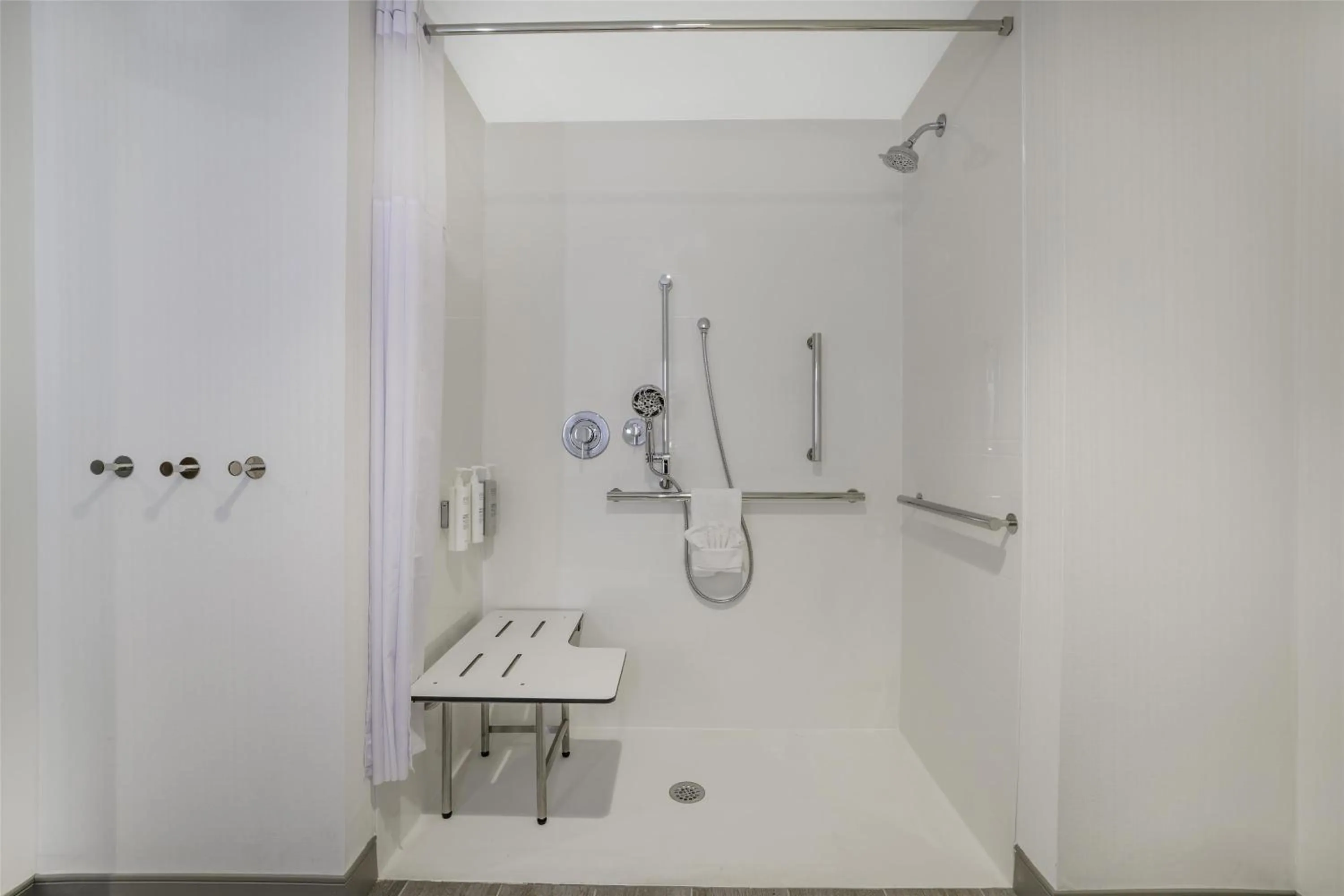 Bathroom in Hampton Inn Aurora Medical Center Denver