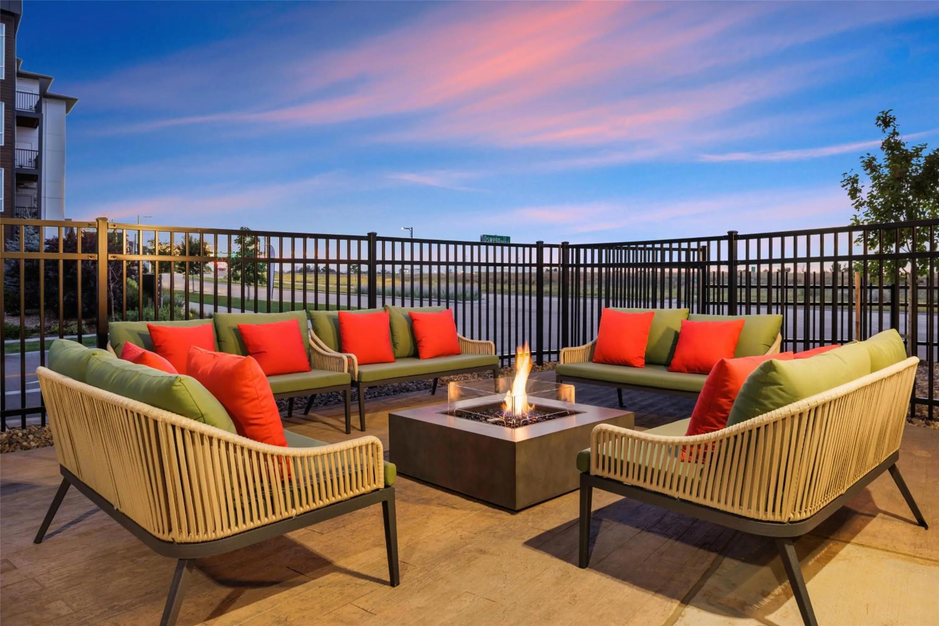 Patio in Hampton Inn Aurora Medical Center Denver