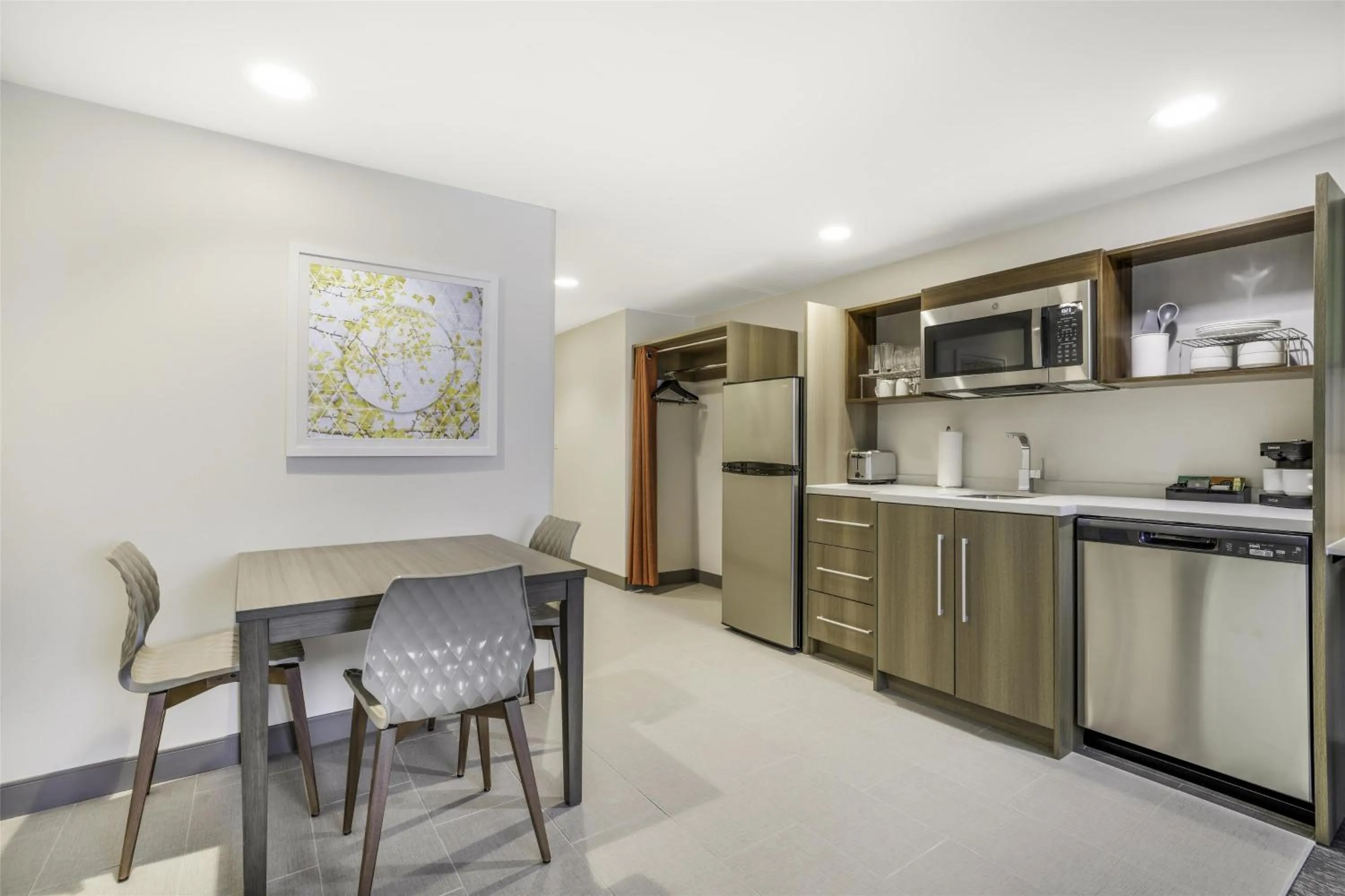 Kitchen or kitchenette in Home2 Suites By Hilton Aurora Medical Center Denver
