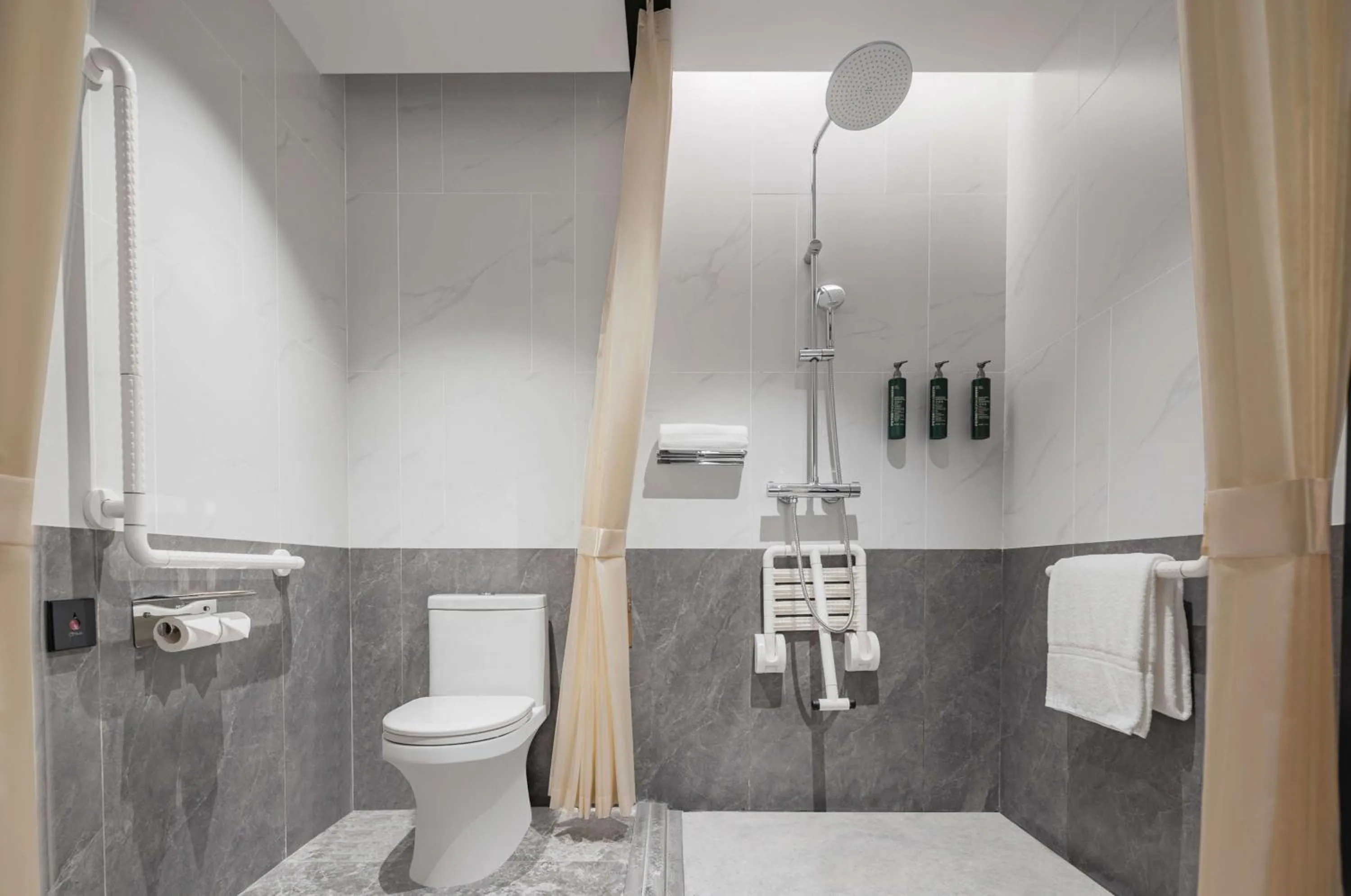 Bathroom in Hilton Garden Inn Yichang Yiling