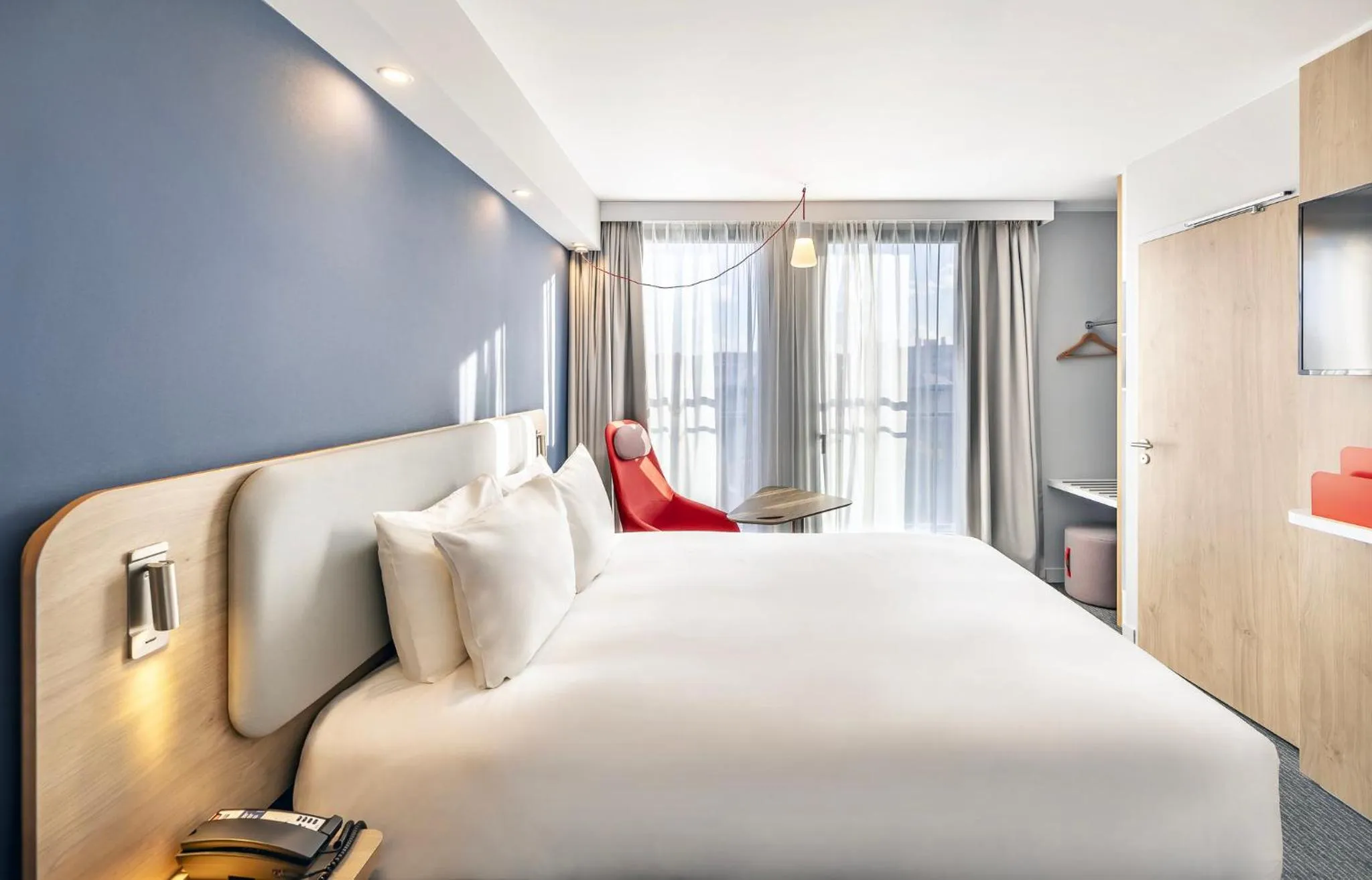 Photo of the whole room, Bed in Holiday Inn Express Paris - Poissy by IHG