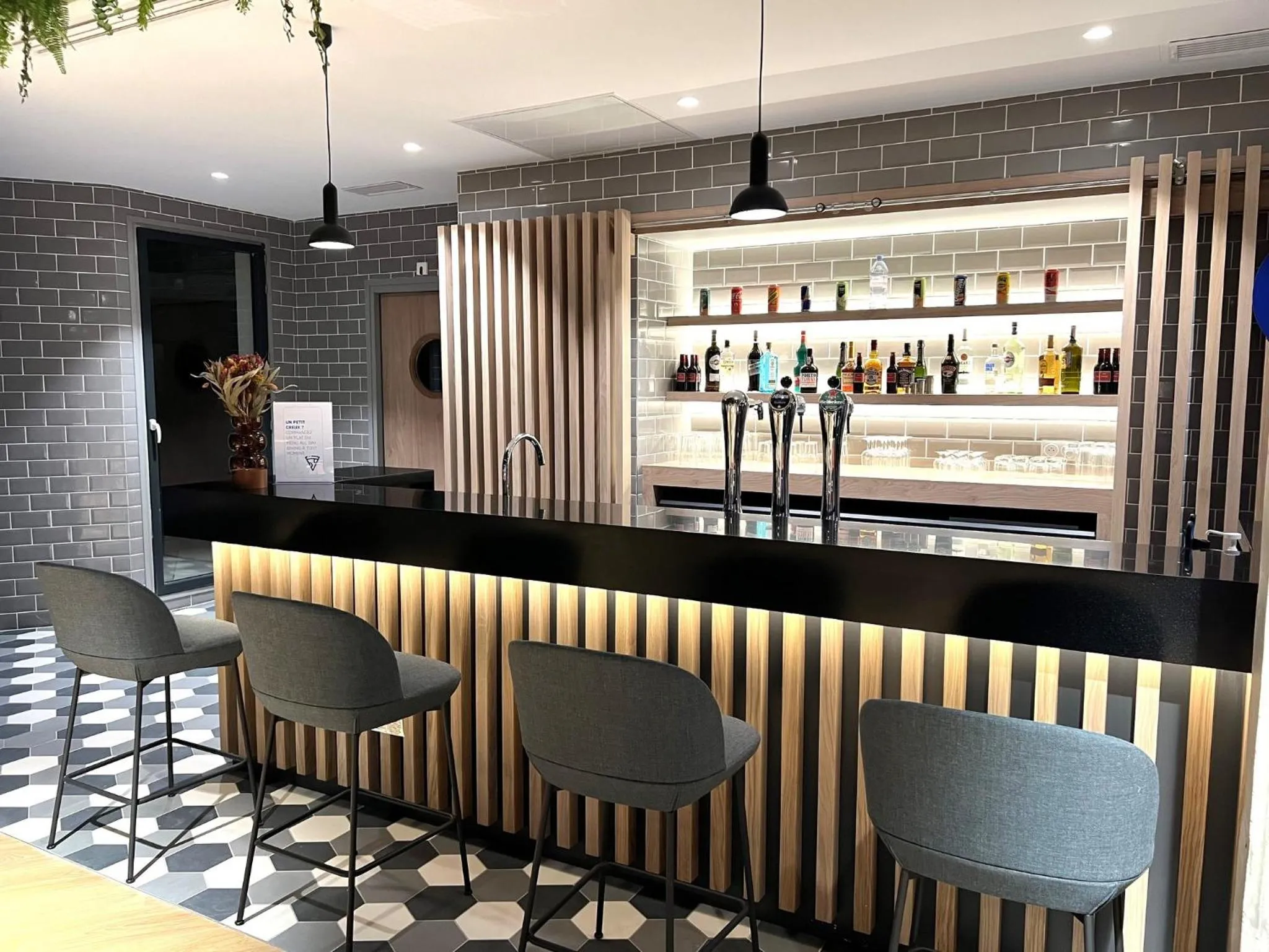 Lounge or bar in Holiday Inn Express Paris - Poissy by IHG