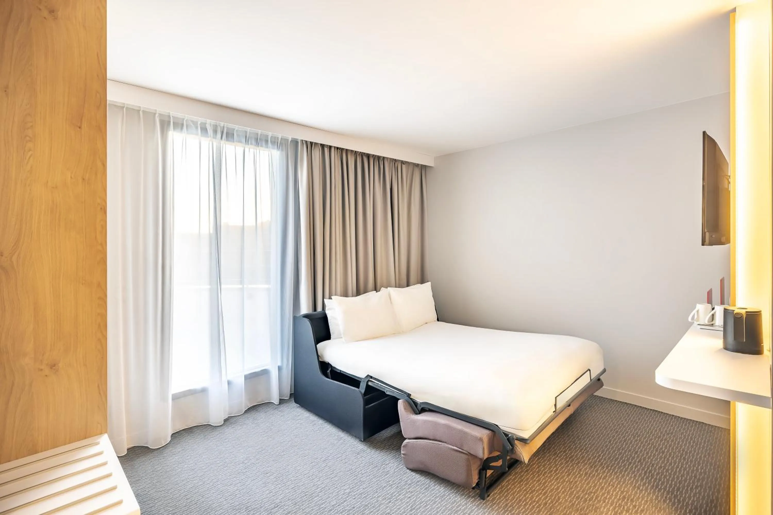 Bed in Holiday Inn Express Paris - Poissy by IHG