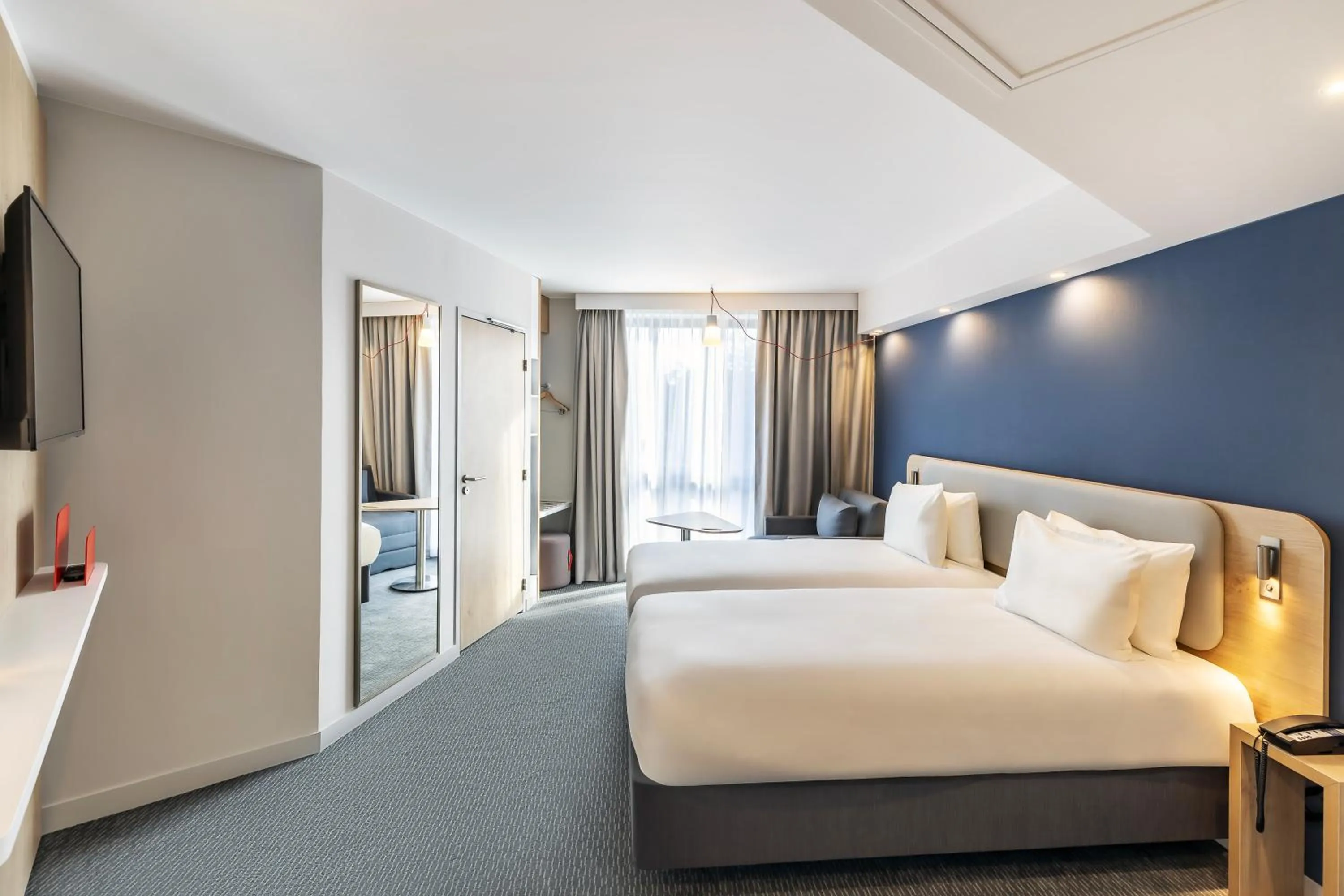 Photo of the whole room, Bed in Holiday Inn Express Paris - Poissy by IHG