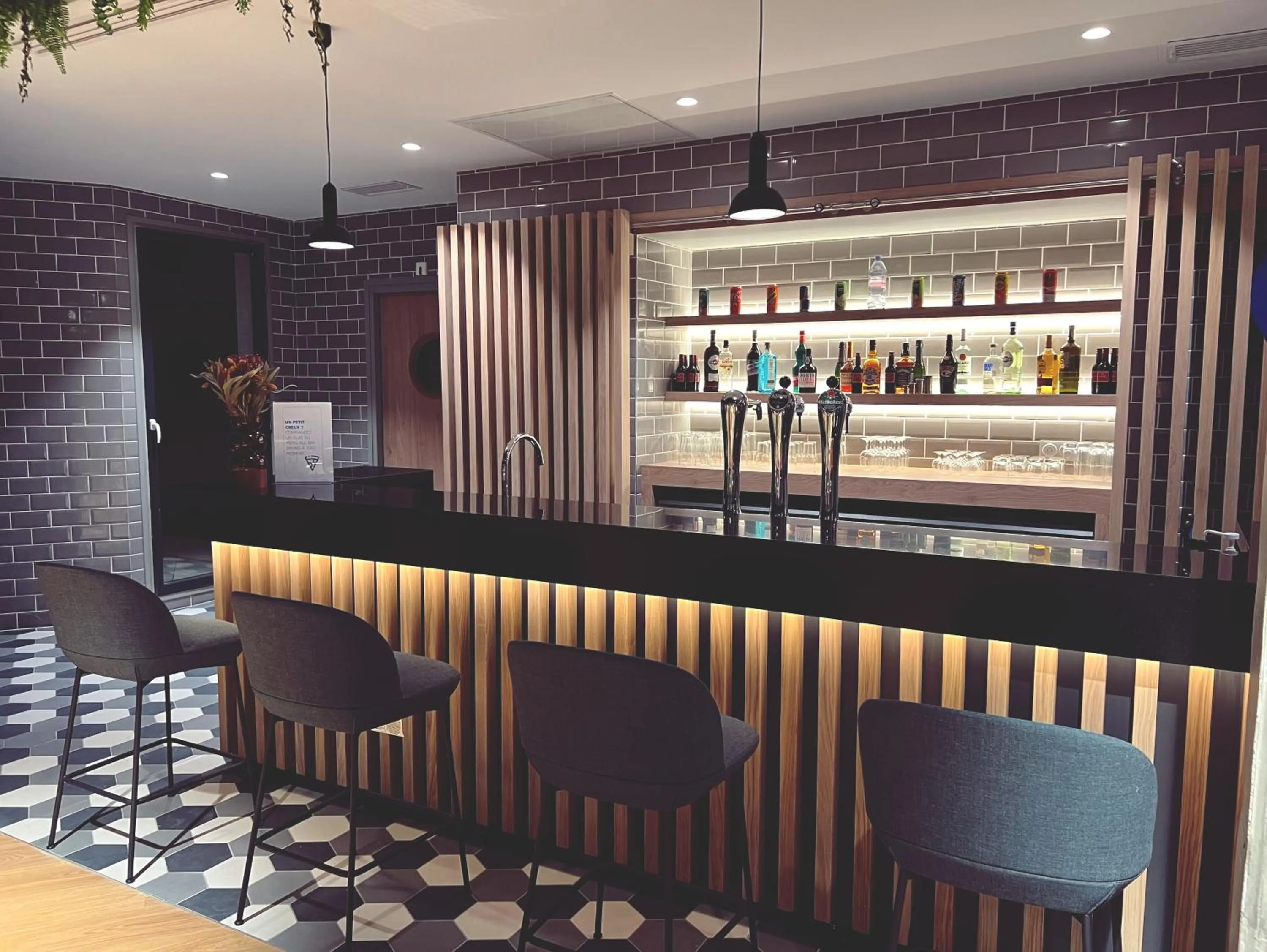 Lounge or bar in Holiday Inn Express Paris - Poissy by IHG