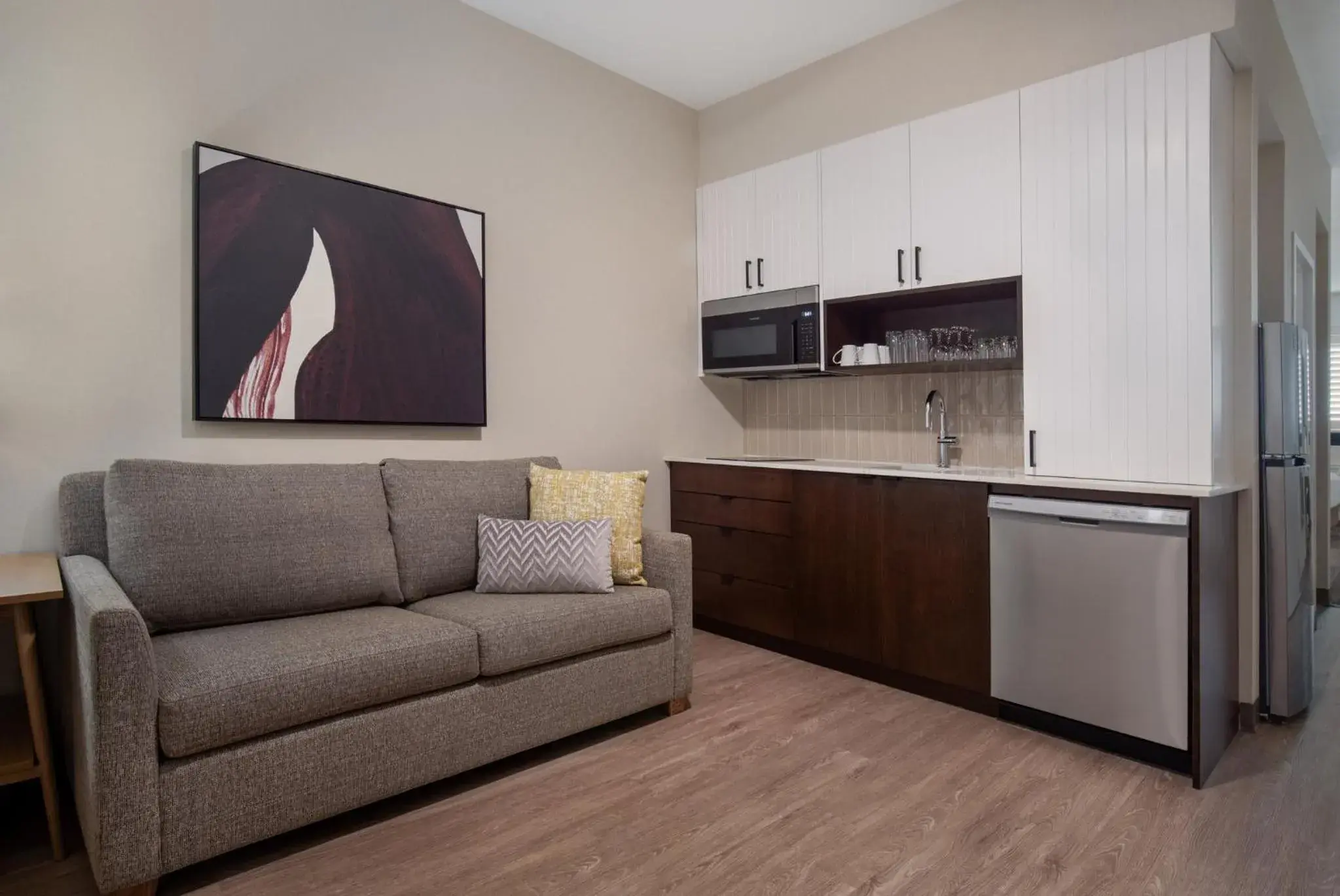 One-Bedroom Queen Suite with Walk In Shower and Kitchen in Staybridge Suites St. Catharines Conf Ctr by IHG One-Bedroom Queen Suite with Walk In Shower and Kitchen in Staybridge Suites St. Catharines Conf Ctr by IHG