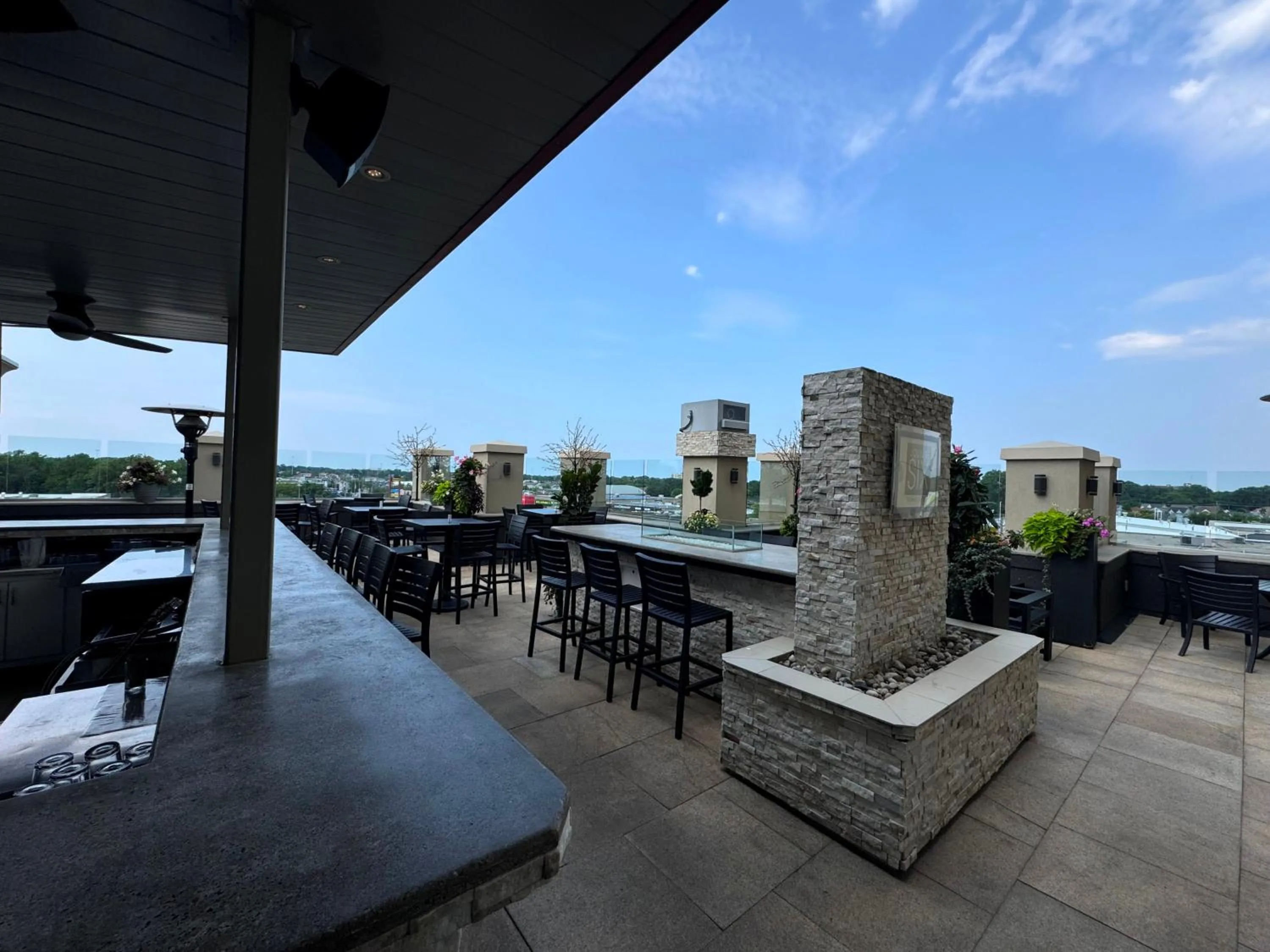 Lounge or bar in Staybridge Suites St. Catharines Conf Ctr by IHG