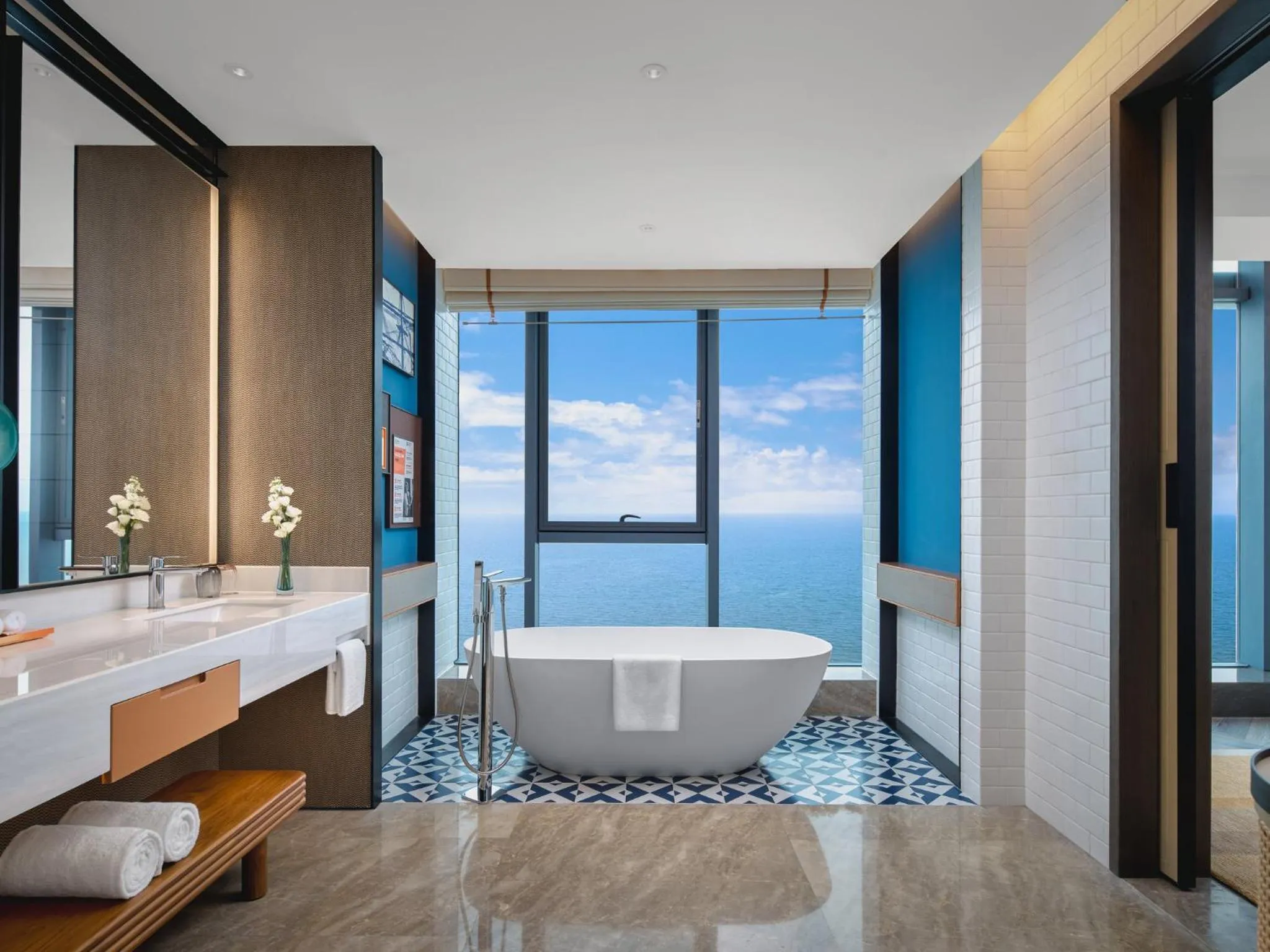 Photo of the whole room, Bed in Hotel Indigo Yantai Golden Coast by IHG