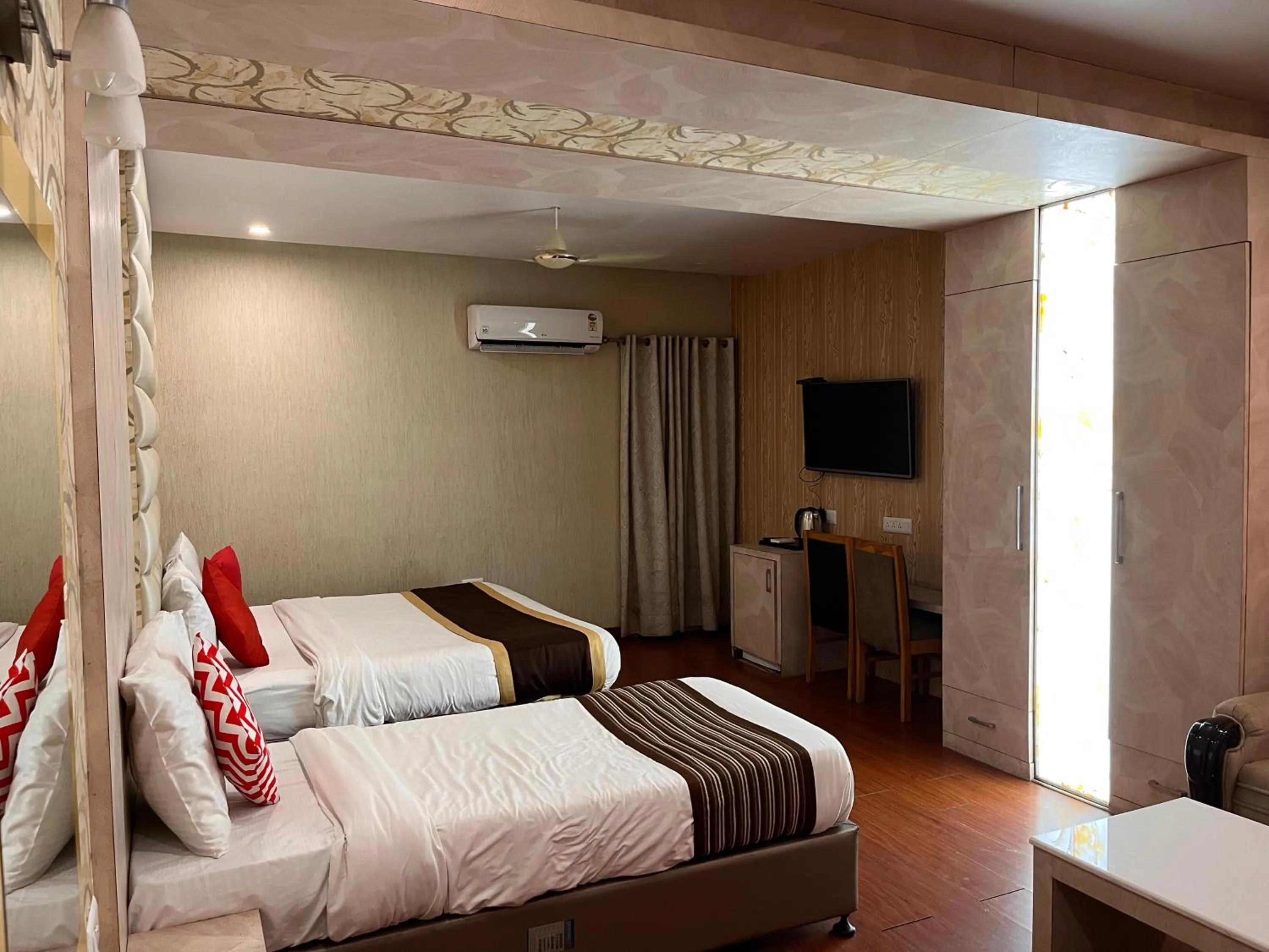 Hotel Ratana International