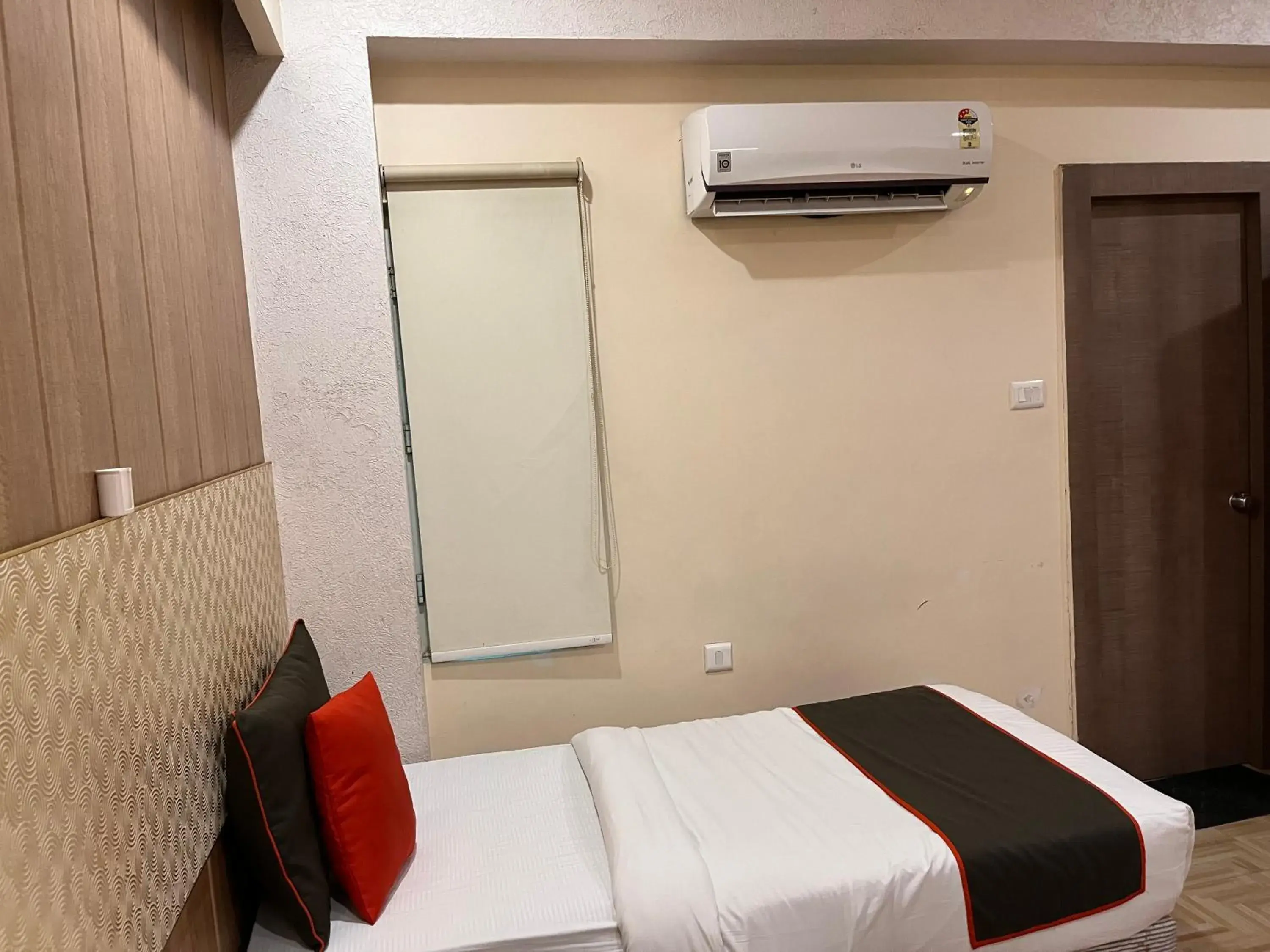 Twin Room with Bathroom in Hotel Ratana International Twin Room with Bathroom in Hotel Ratana International