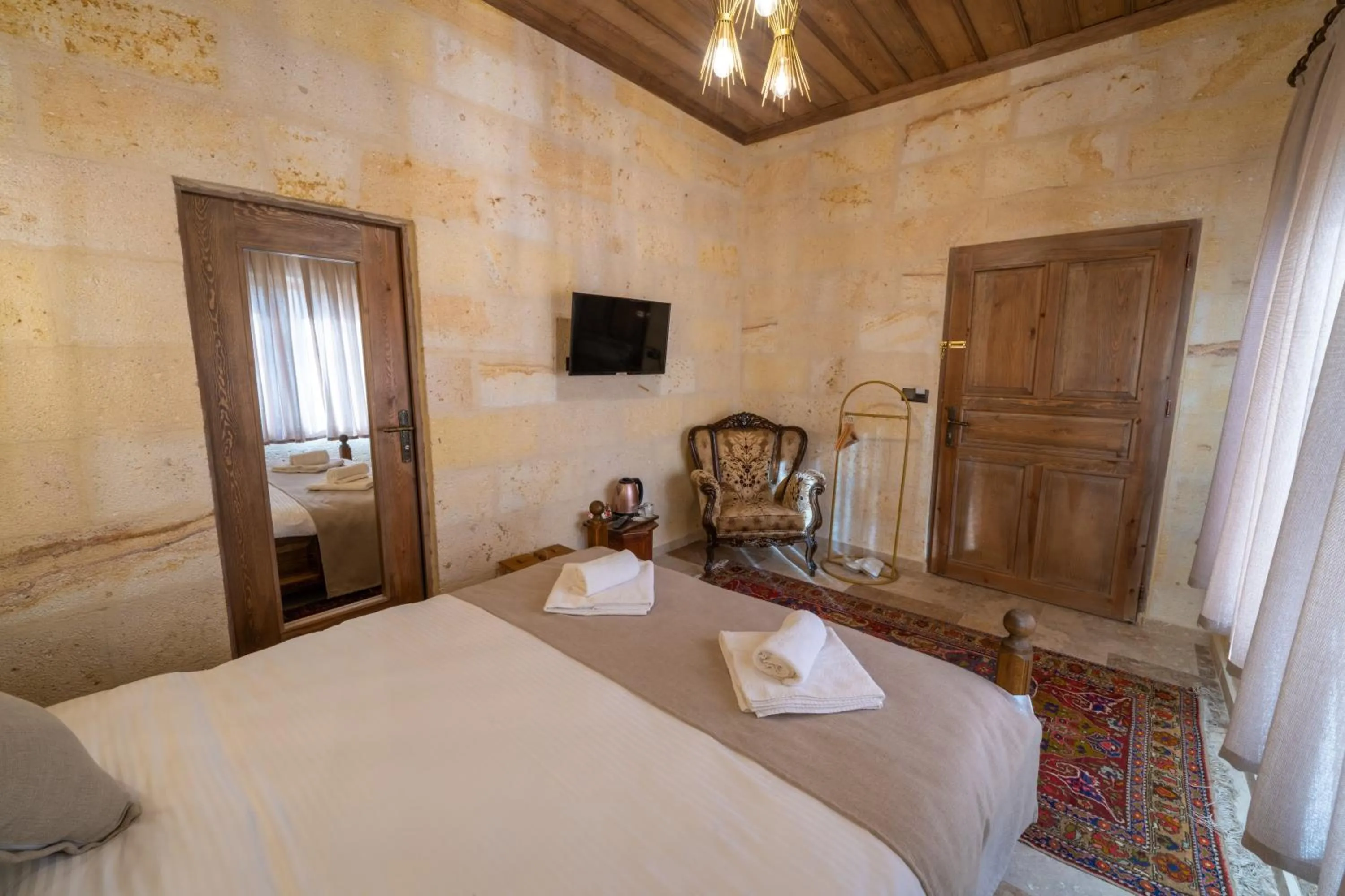 TV and multimedia, Bed in Library Cave House