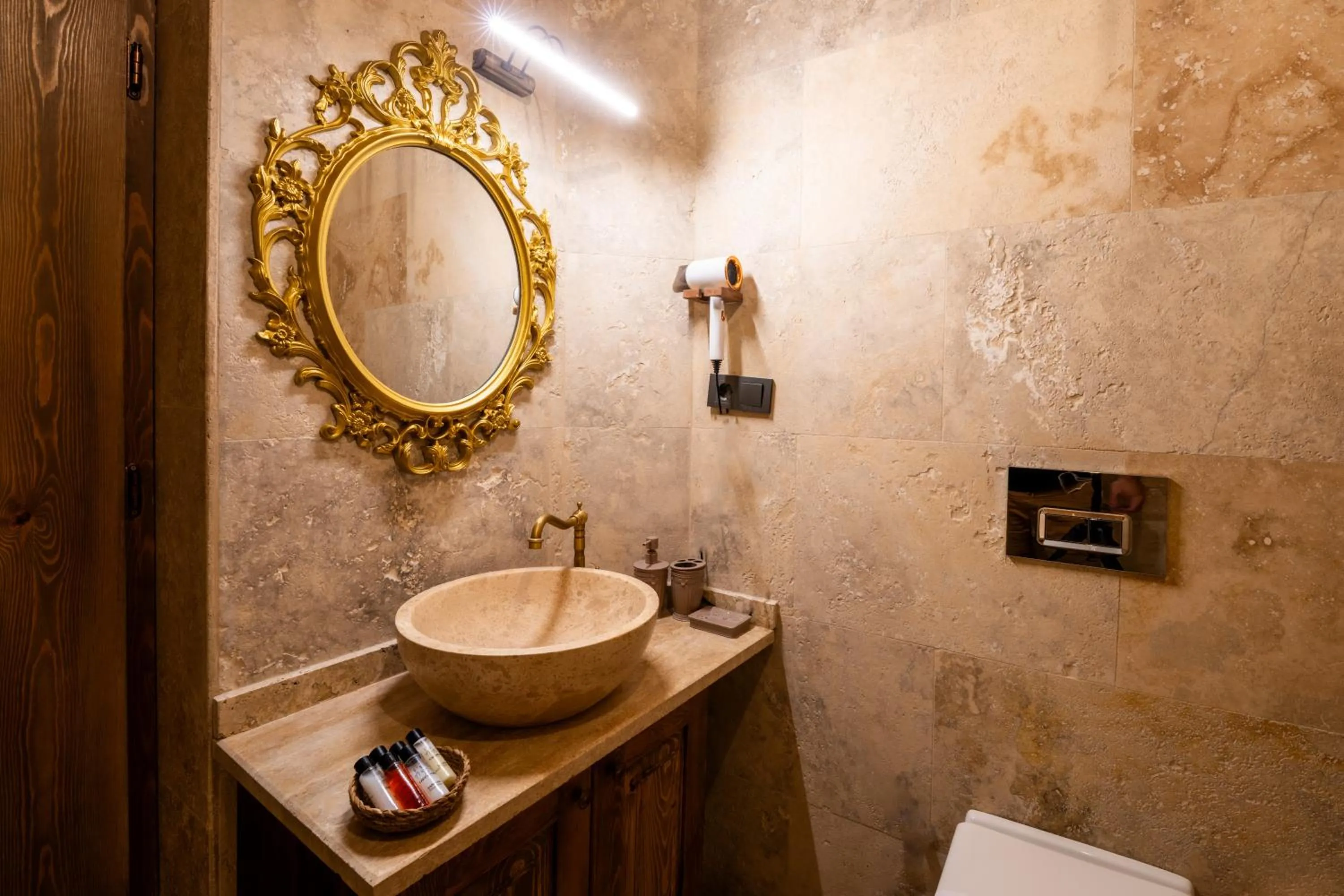 Toilet in Library Cave House