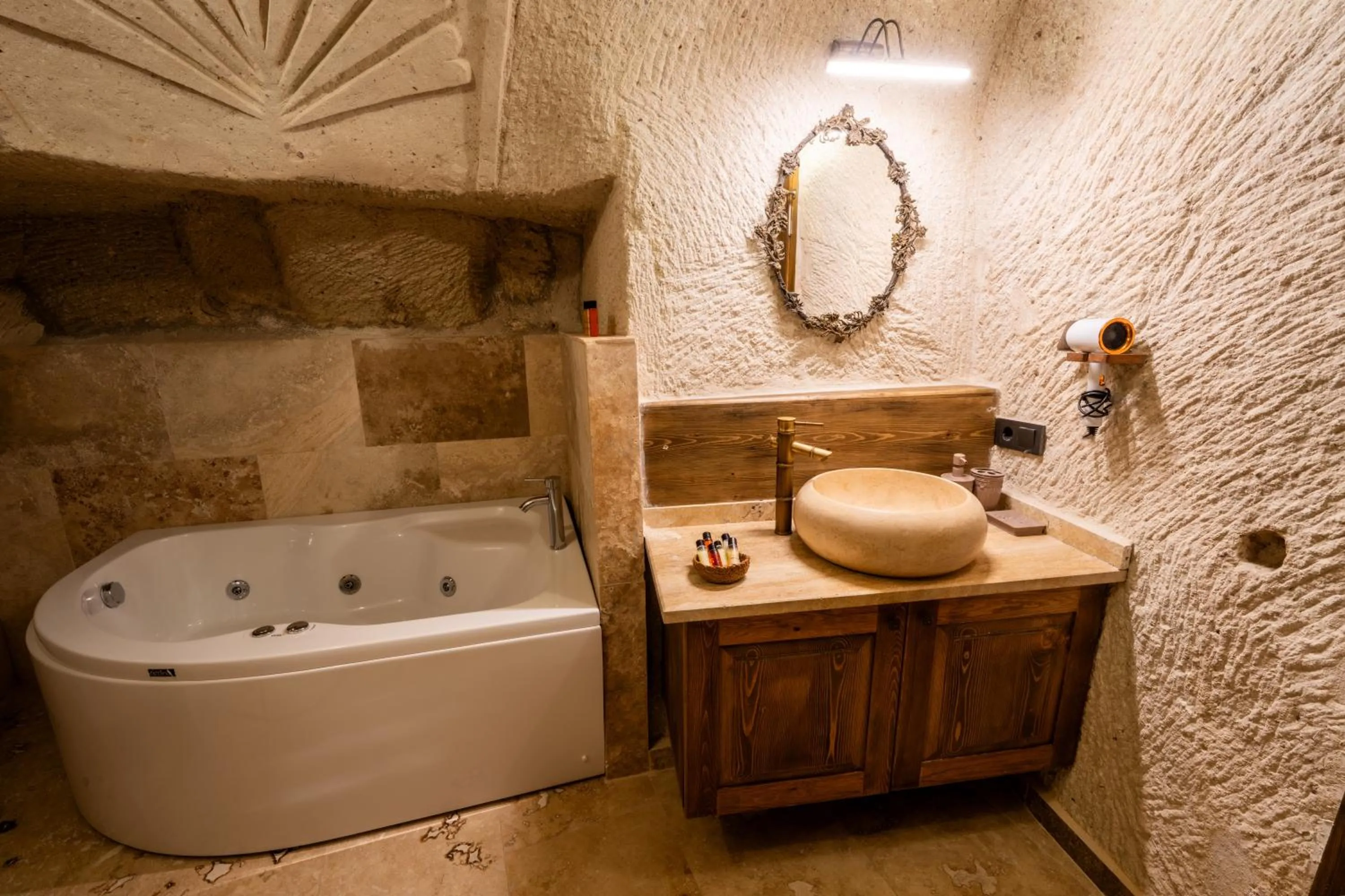 Hot Tub in Library Cave House