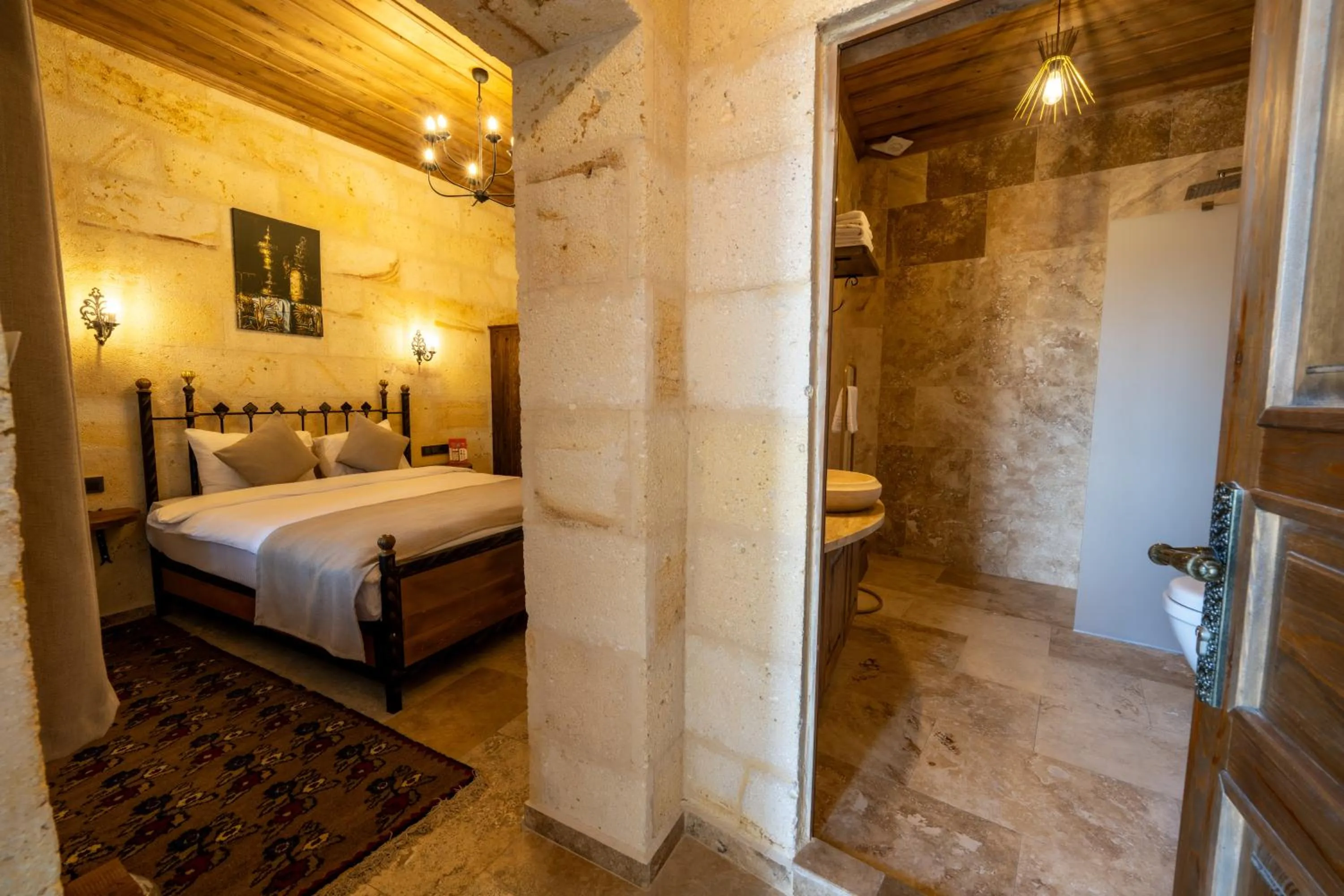 Shower, Bed in Library Cave House