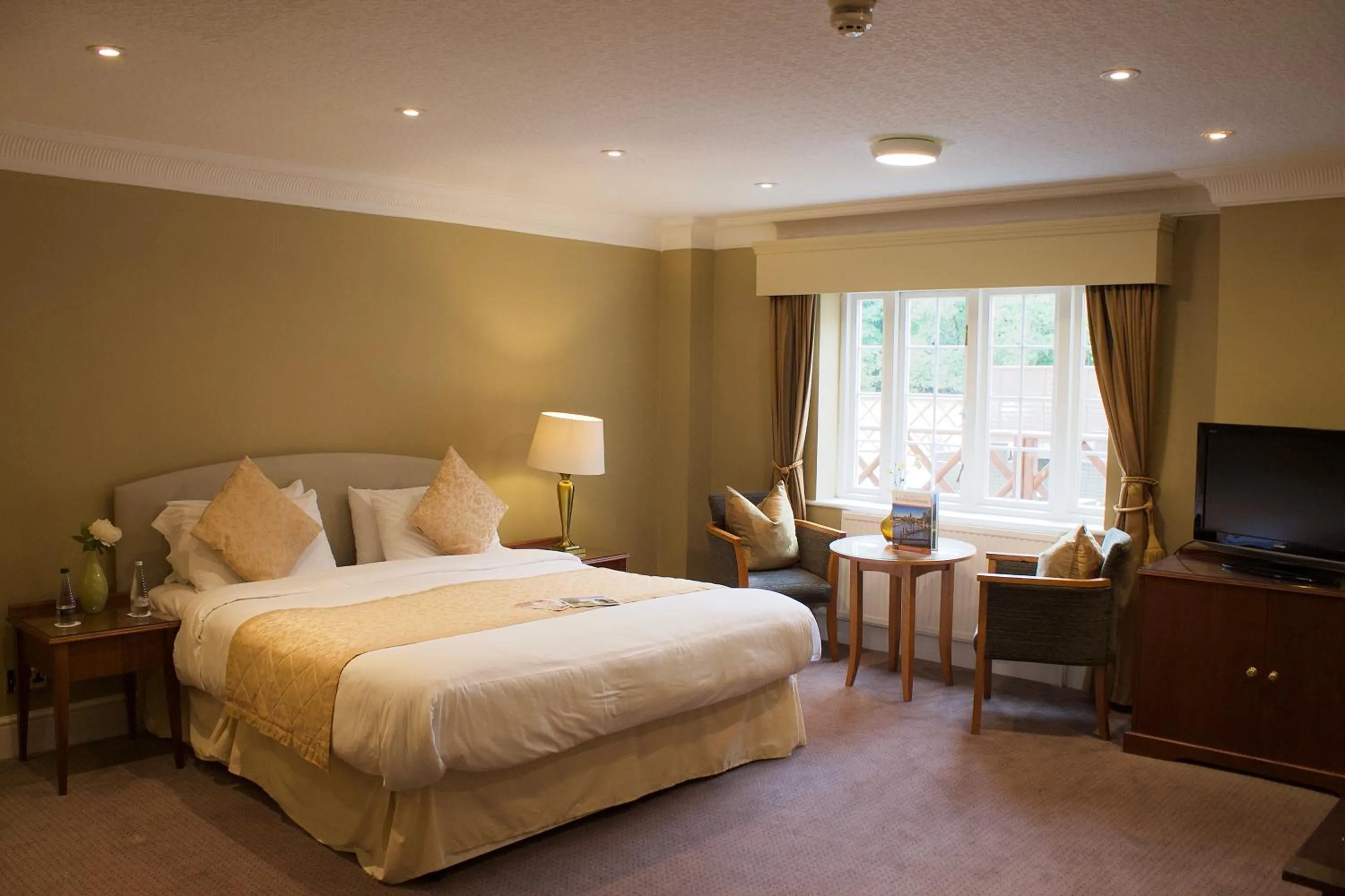 TV and multimedia, Bed in Grovefield House Hotel By Uno