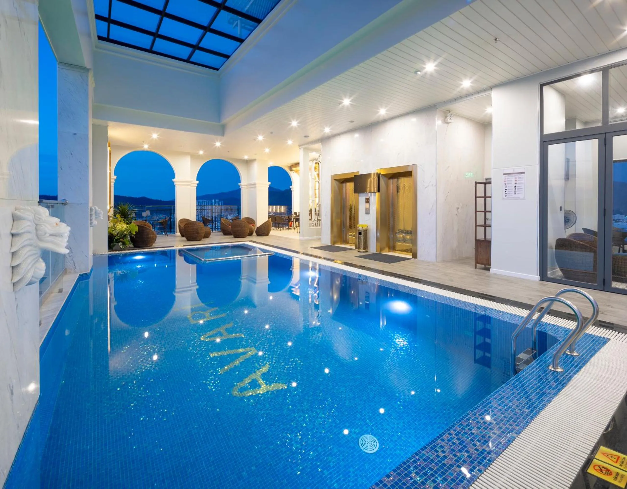 Swimming pool in Avari Hotel