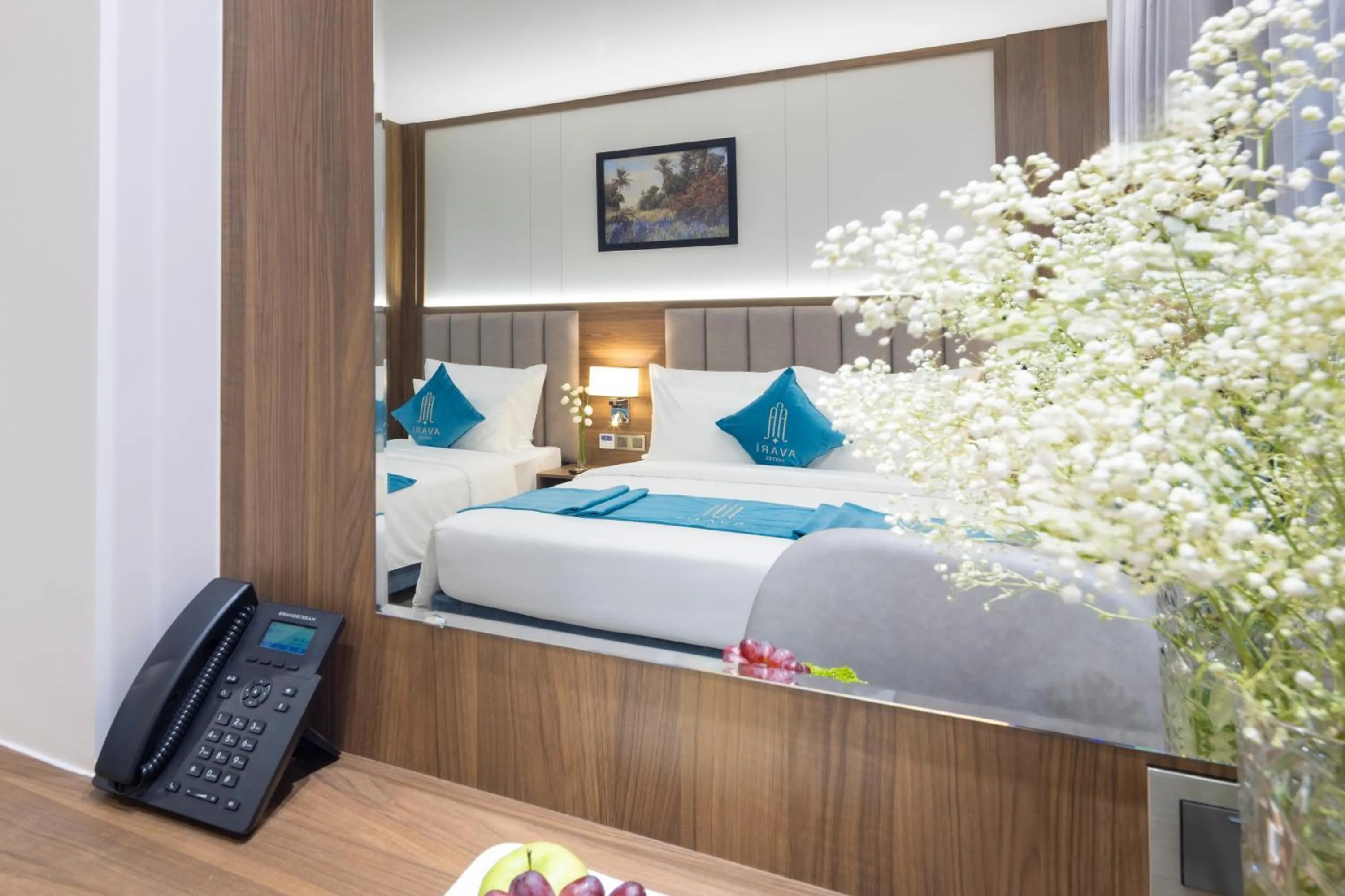 Communal lounge/ TV room, Bed in Avari Hotel