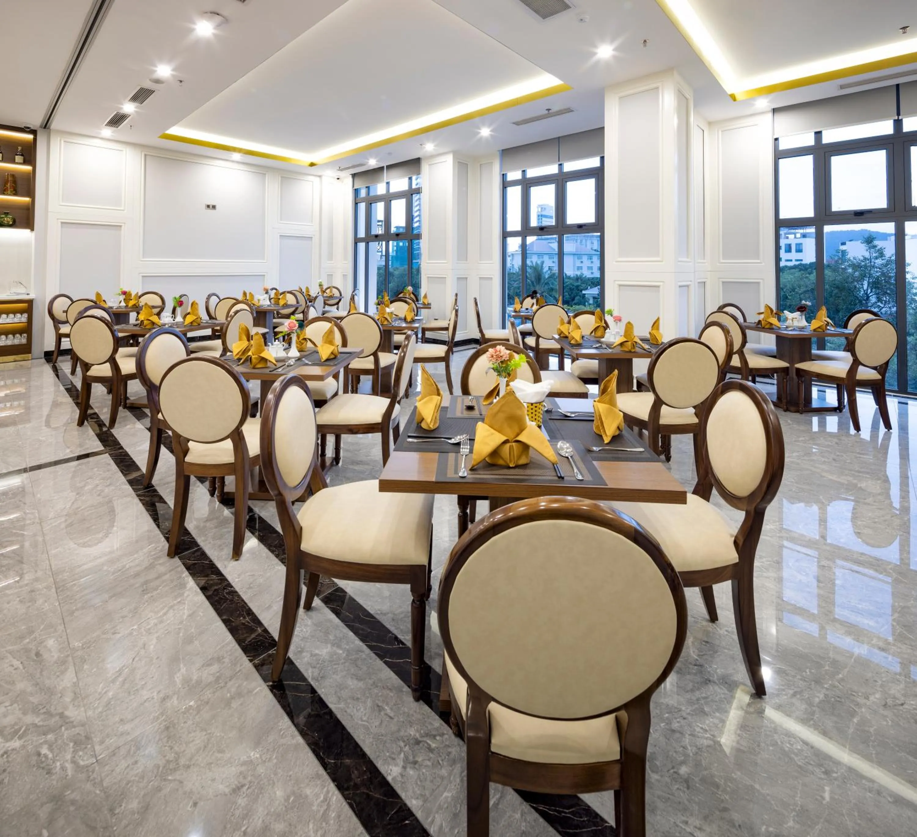 Restaurant/places to eat in Avari Hotel