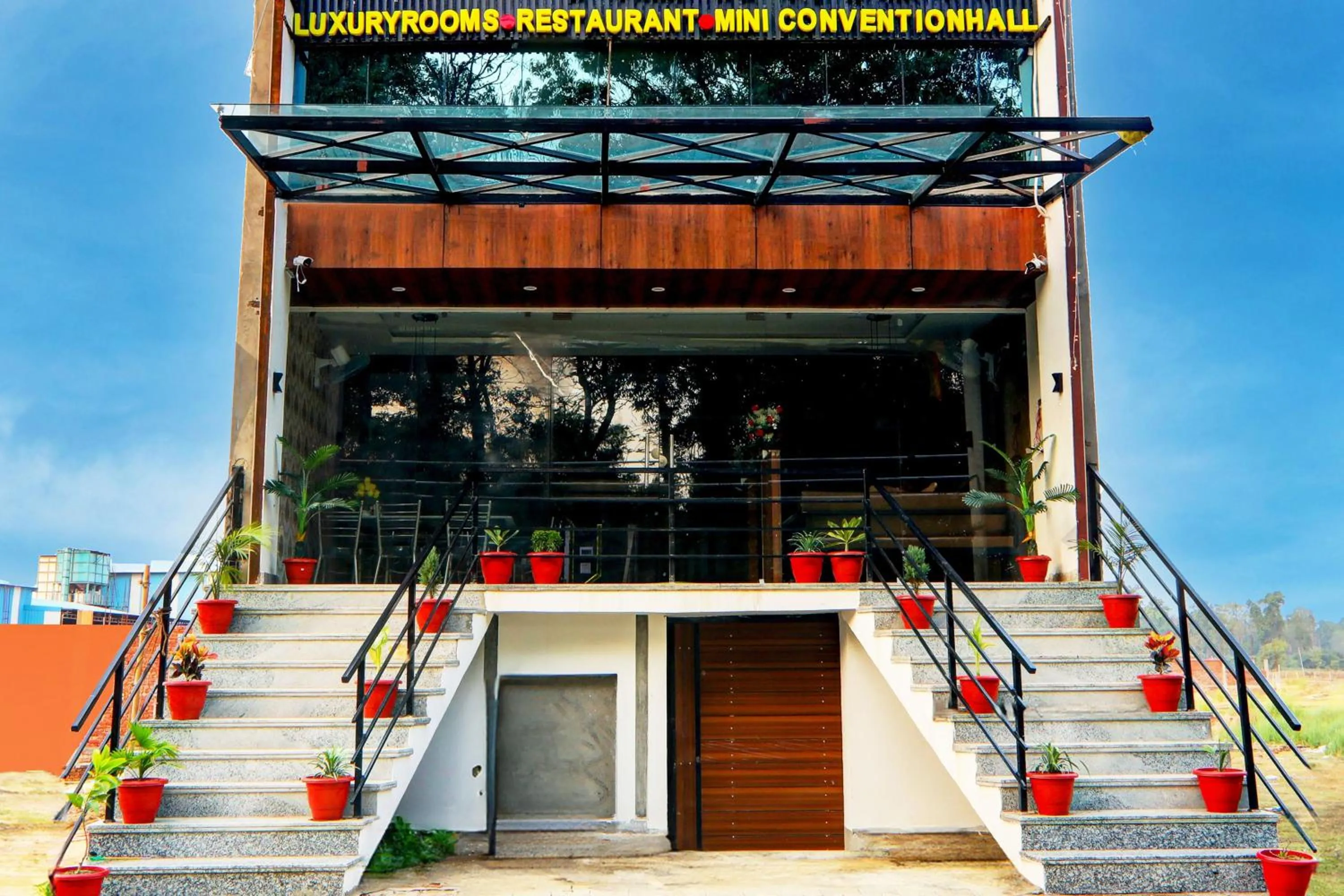 Facade/entrance in Hotel O by OYO Aayaansh
