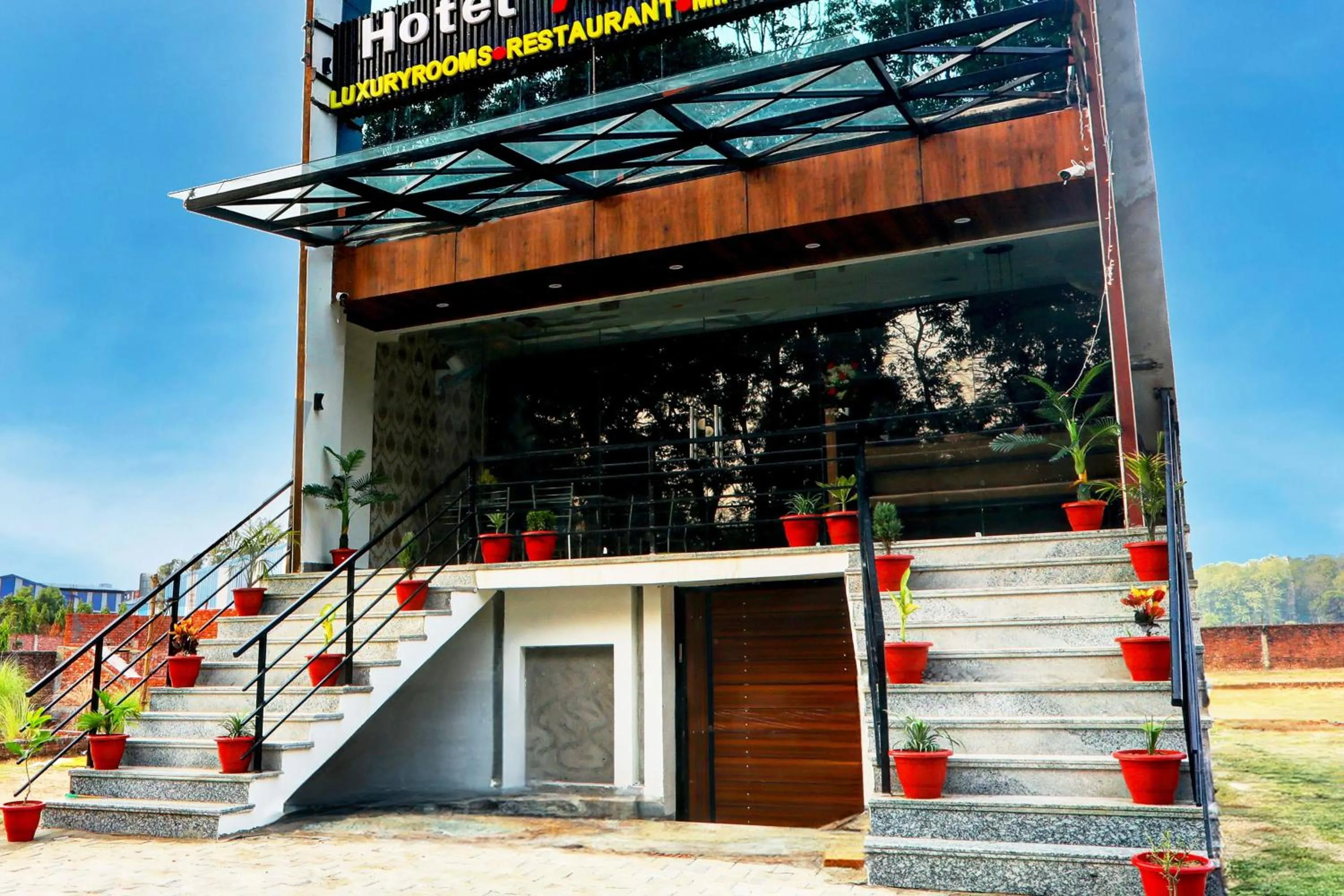 Facade/entrance in Hotel O by OYO Aayaansh