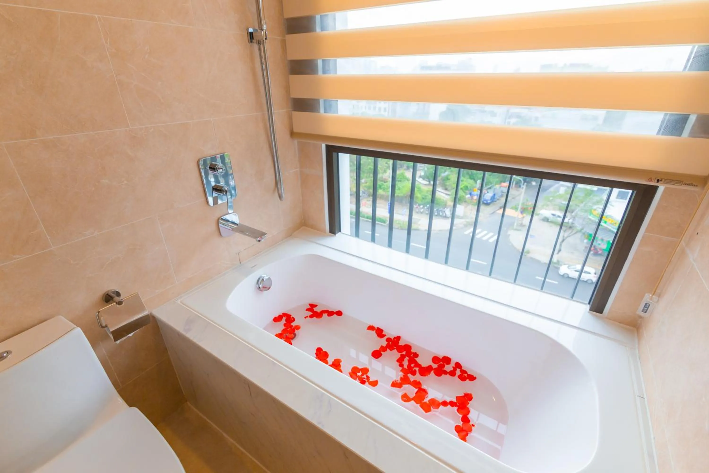 Hot Tub in MiAn Hotel Danang - Infinity Pool