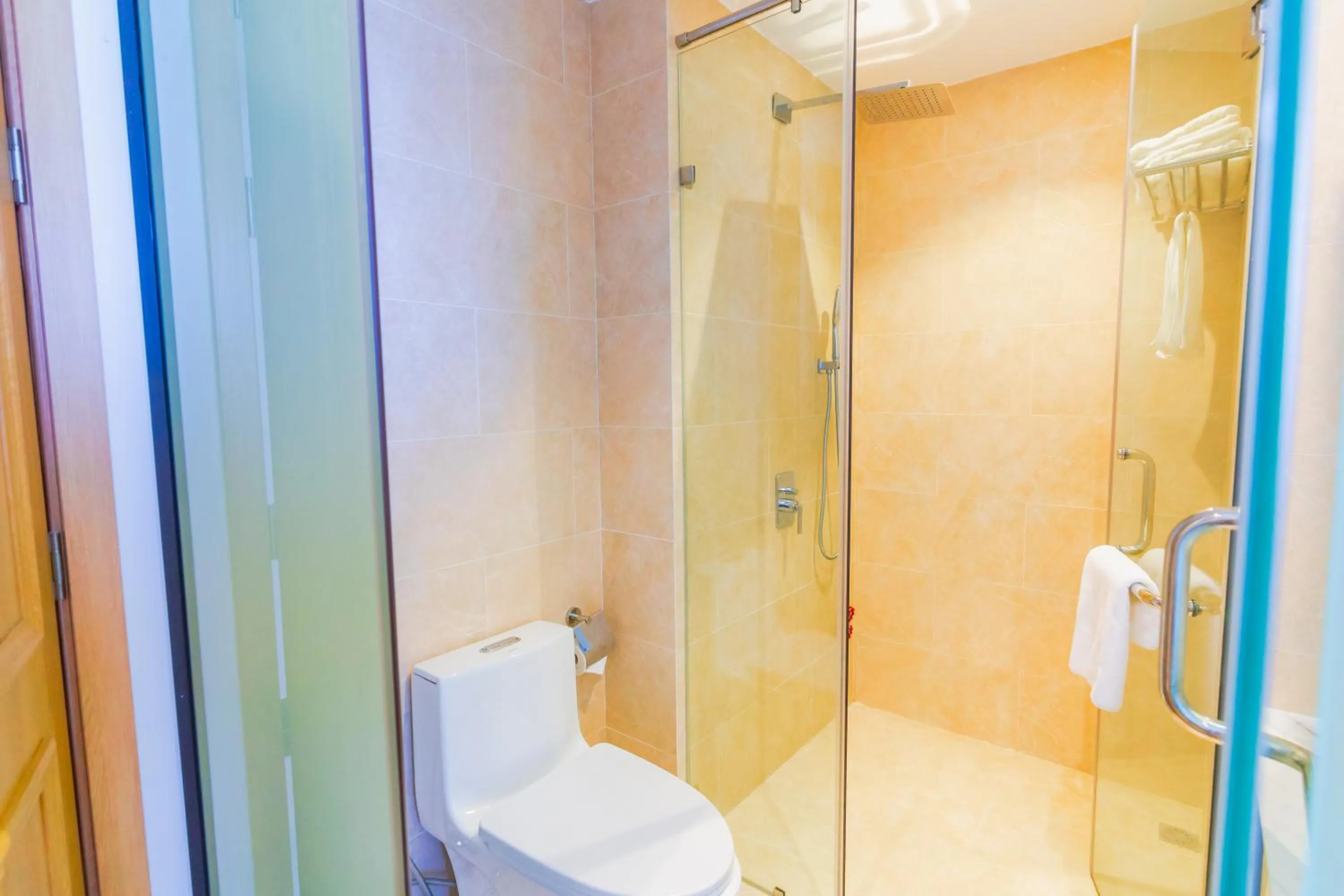 Shower in MiAn Hotel Danang - Infinity Pool