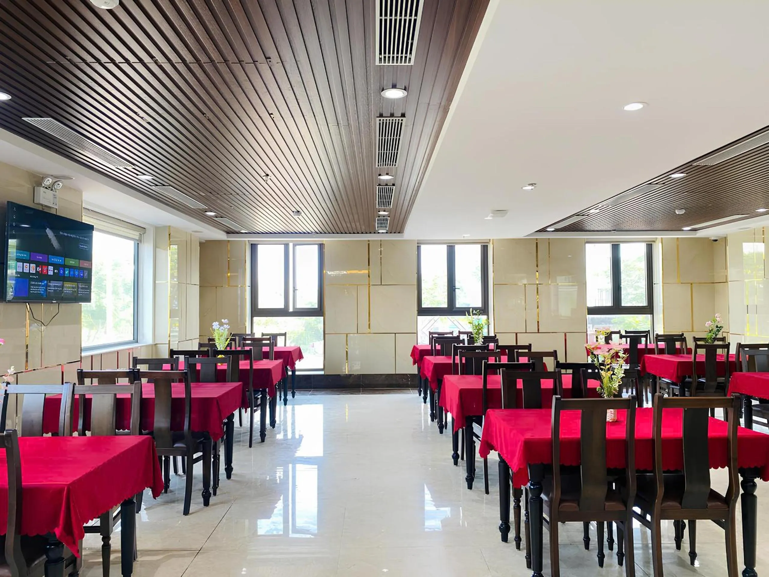 Restaurant/places to eat in MiAn Hotel Danang - Infinity Pool