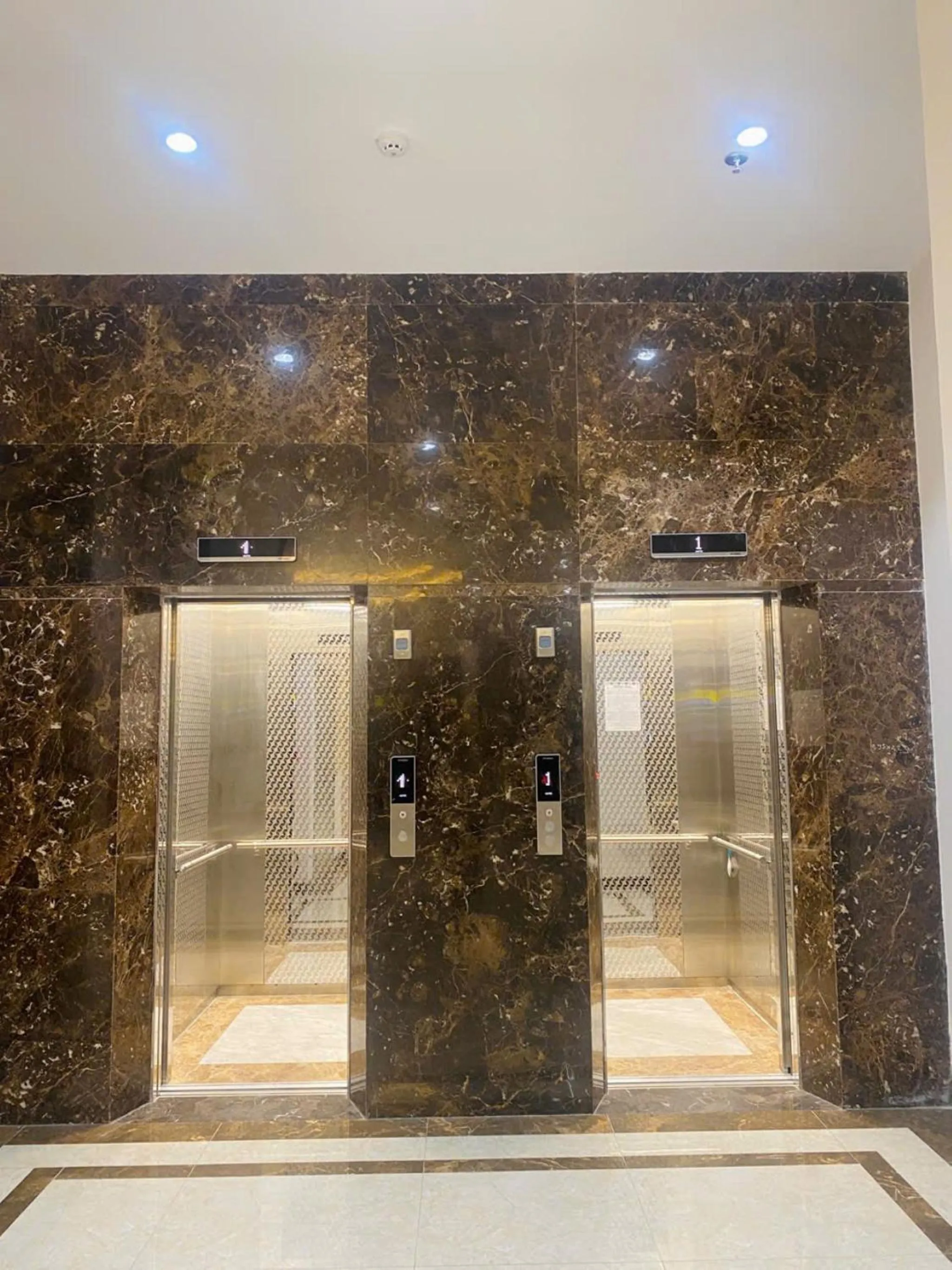 elevator in MiAn Hotel Danang - Infinity Pool