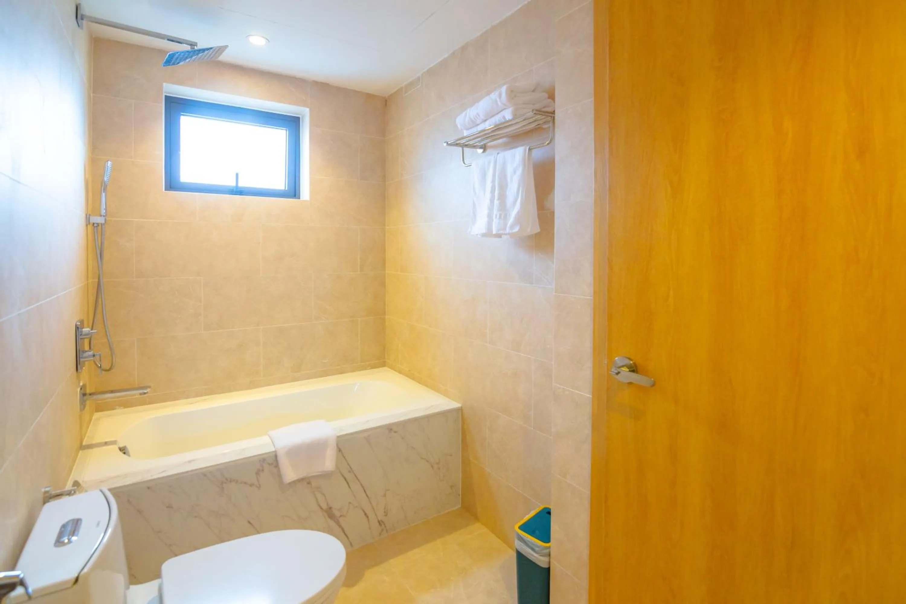 Shower in MiAn Hotel Danang - Infinity Pool