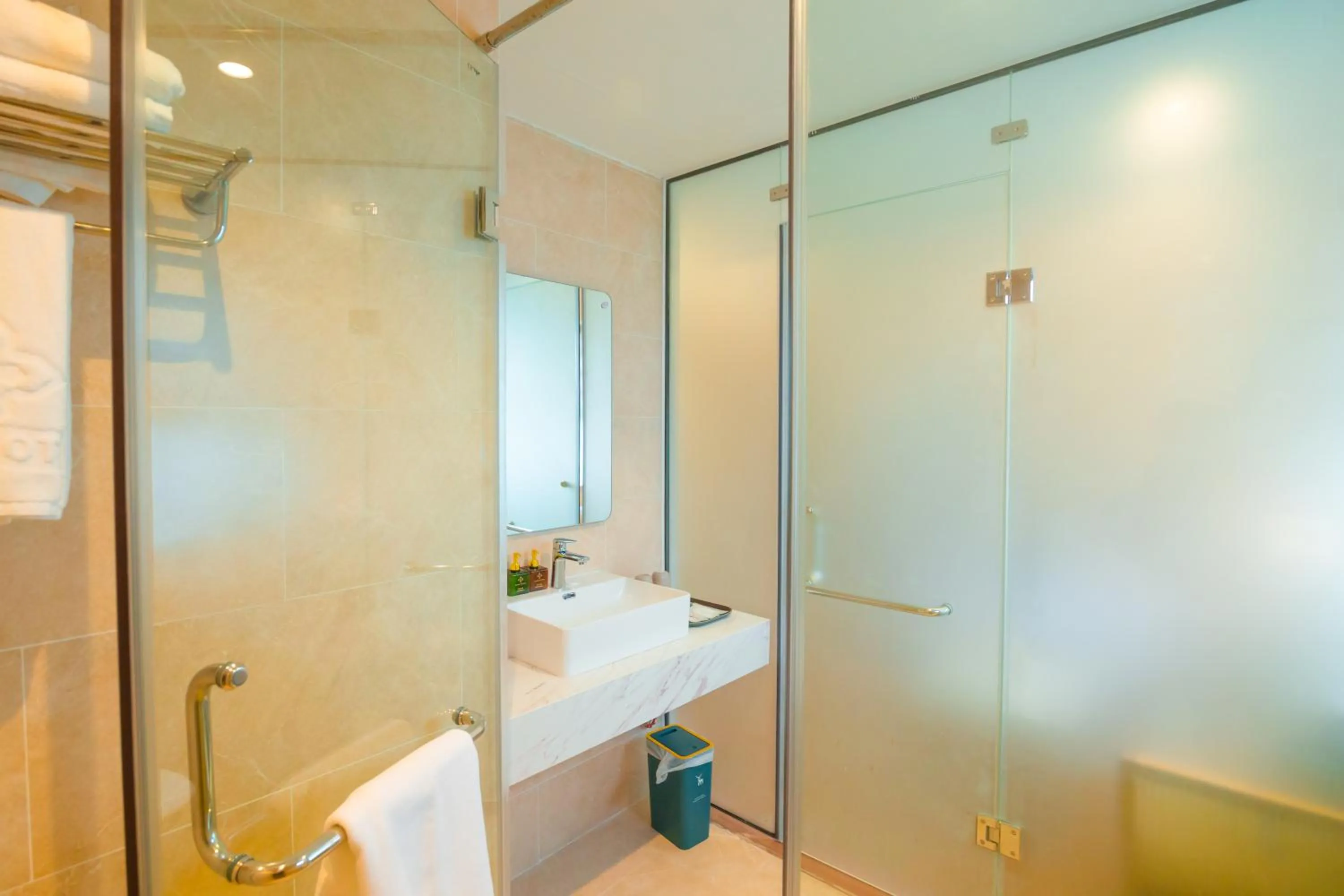 Toilet in MiAn Hotel Danang - Infinity Pool