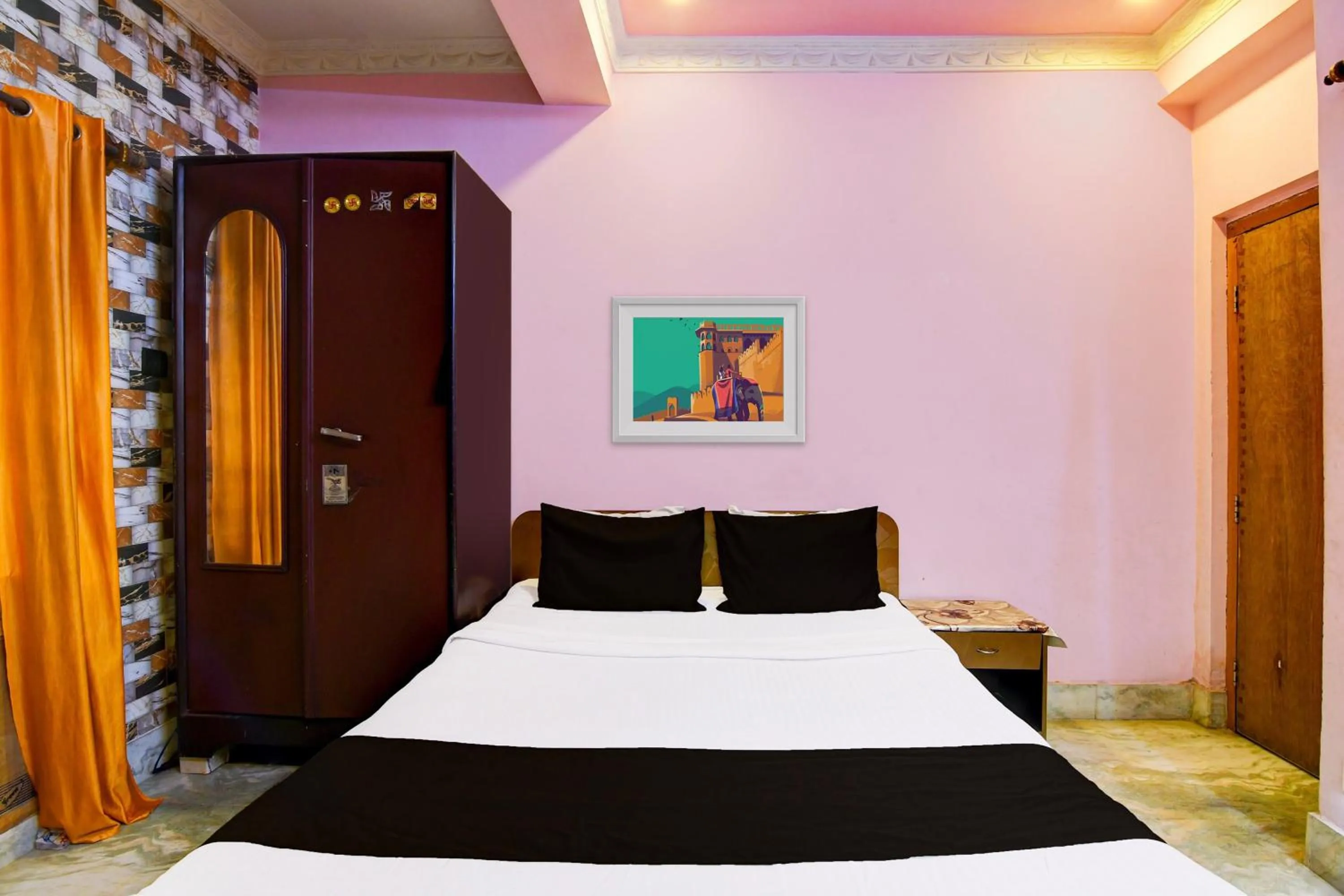 Bedroom, Bed in Hotel O Royal Green Guest House