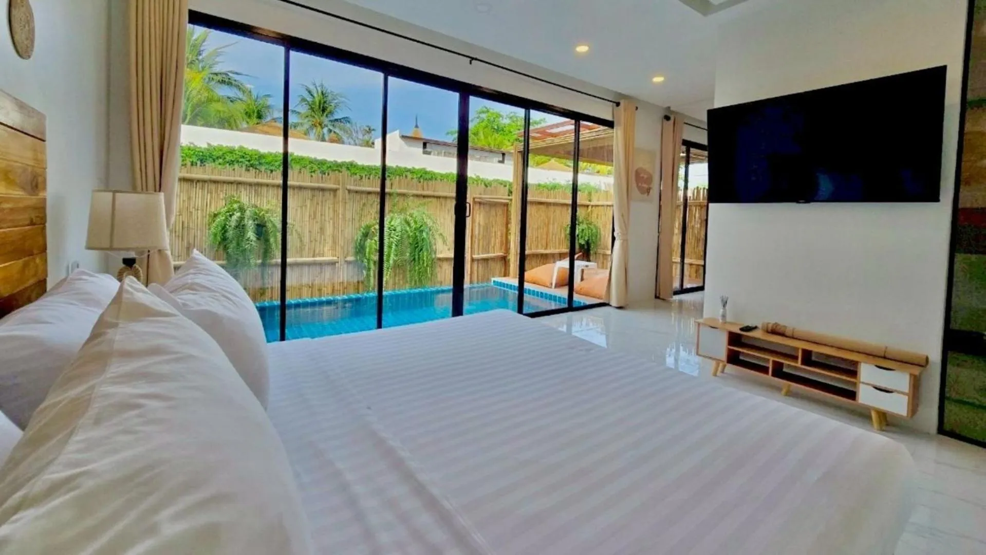 Photo of the whole room, Bed in Ubox samui hostel & Bungalow - Chaweng beach