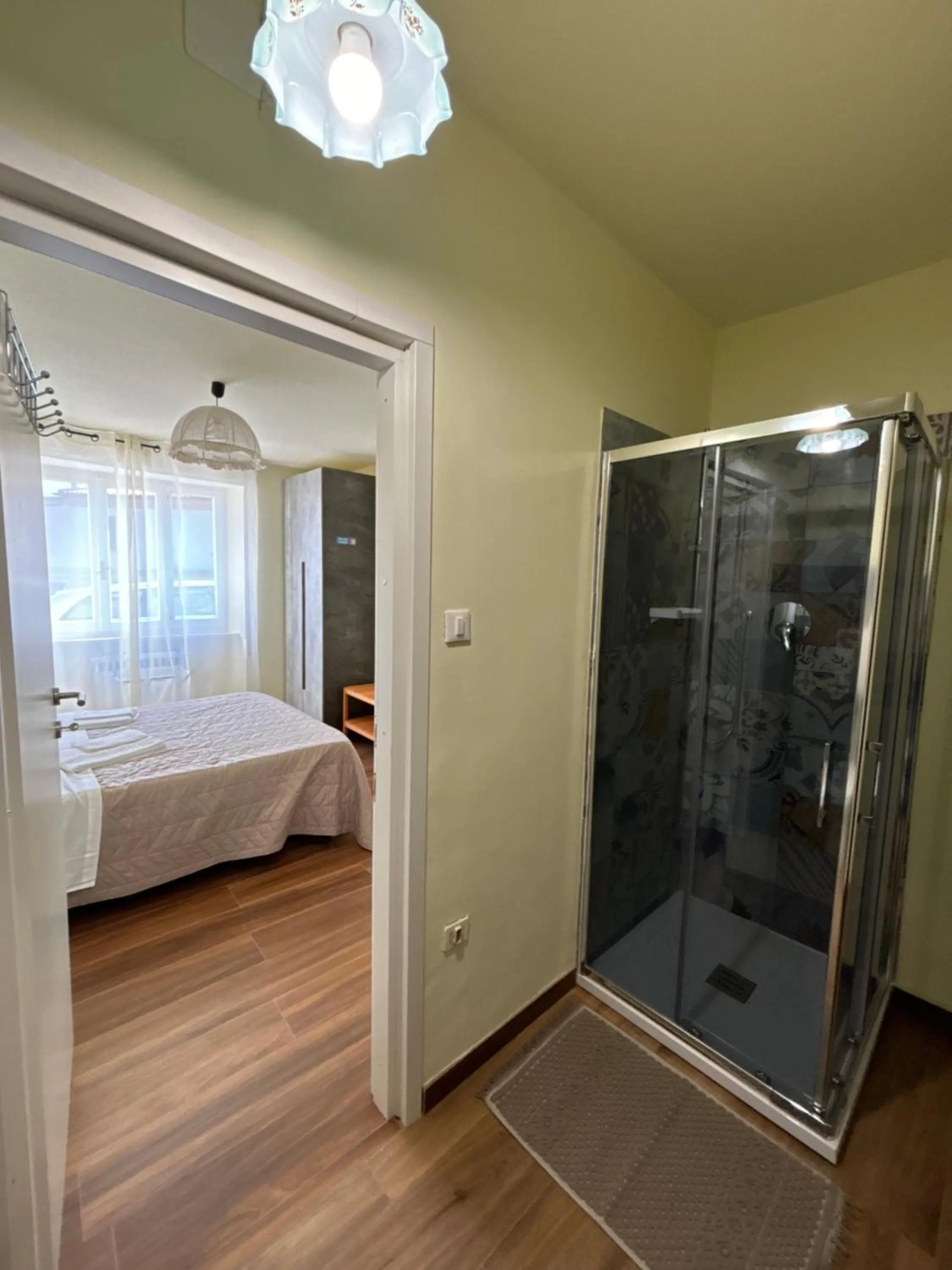 Shower, Bed in Casa Felice