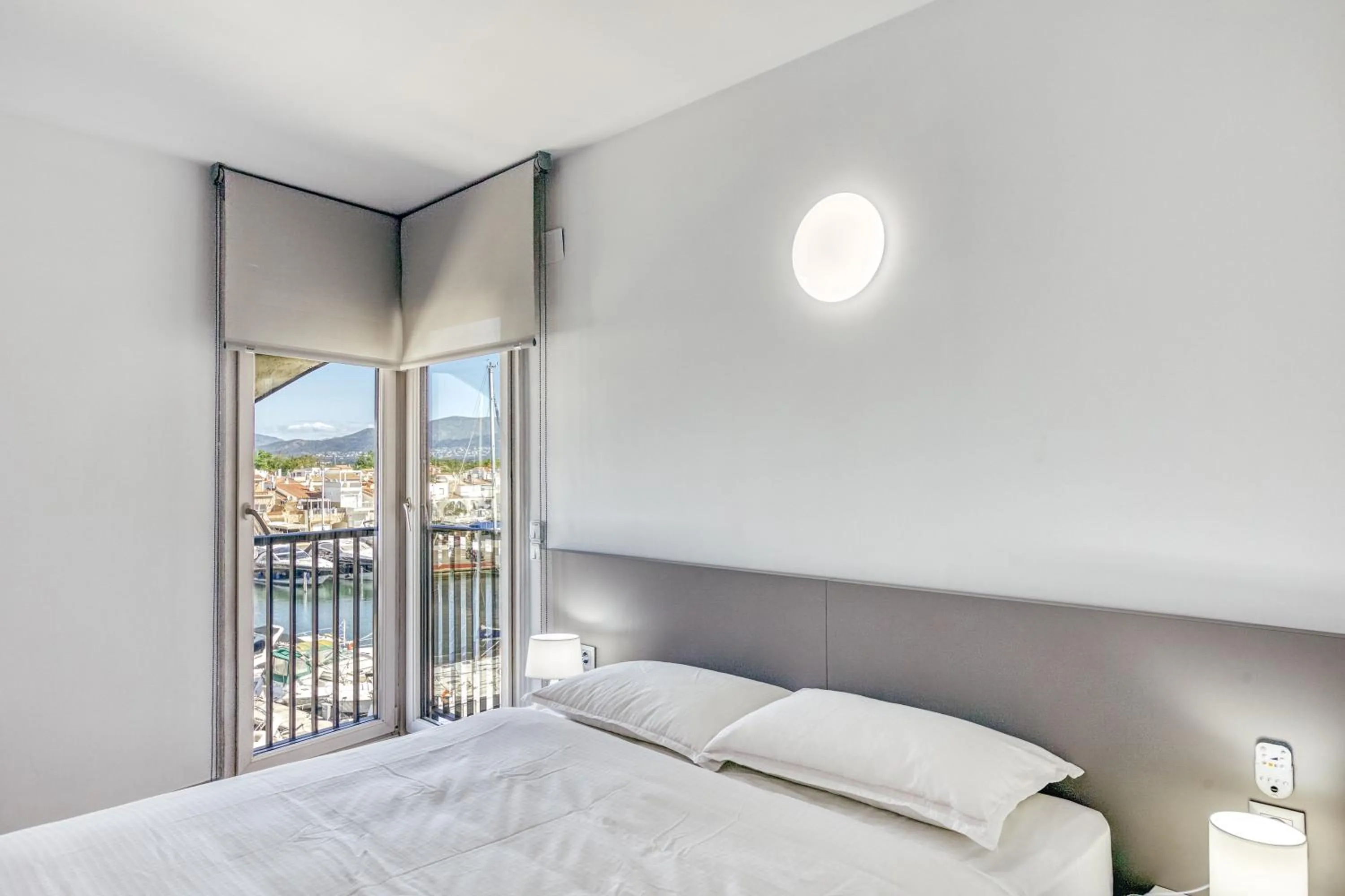 Property building, Bed in Apartamento Con Vistas A Mar