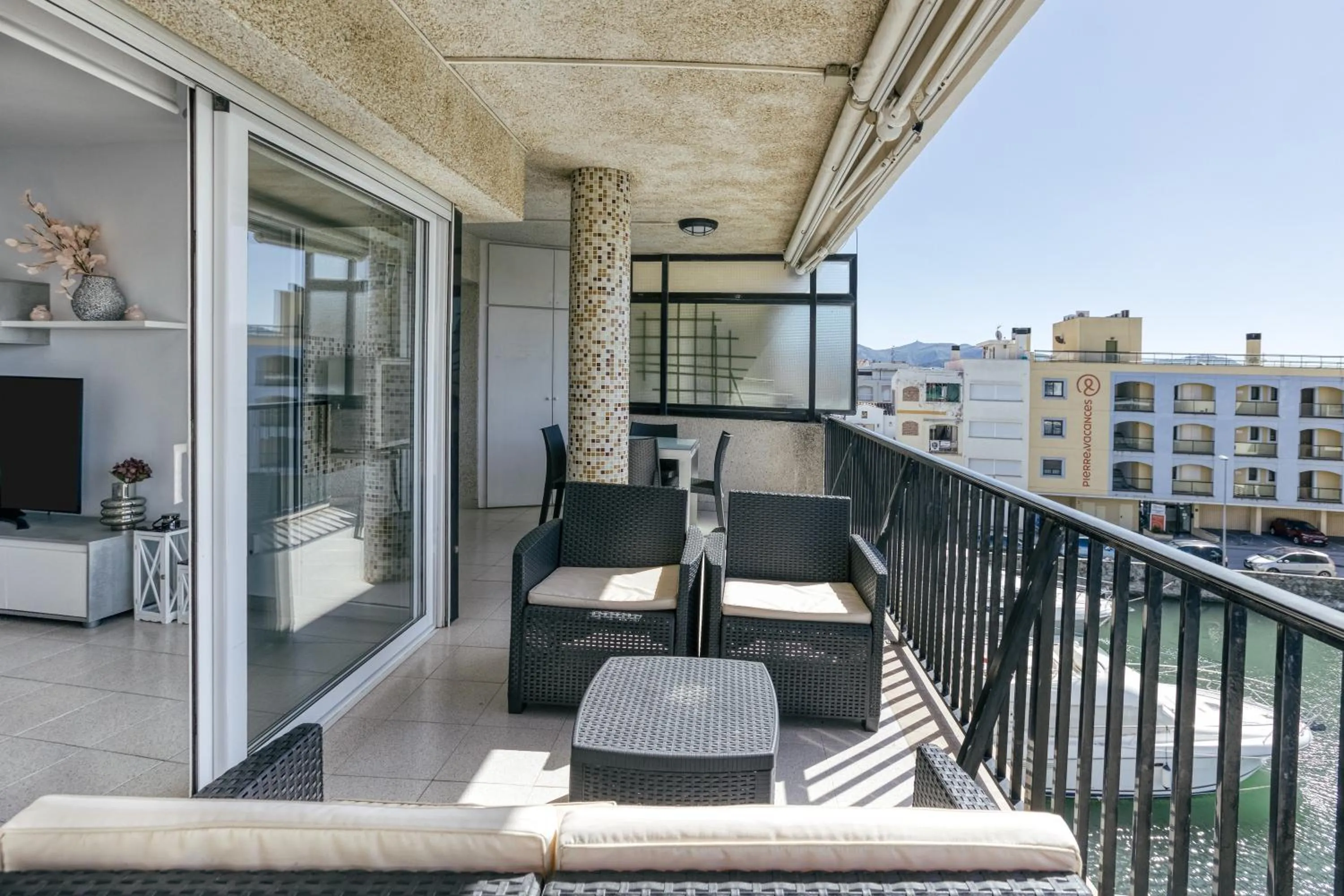 Property building in Apartamento Con Vistas A Mar