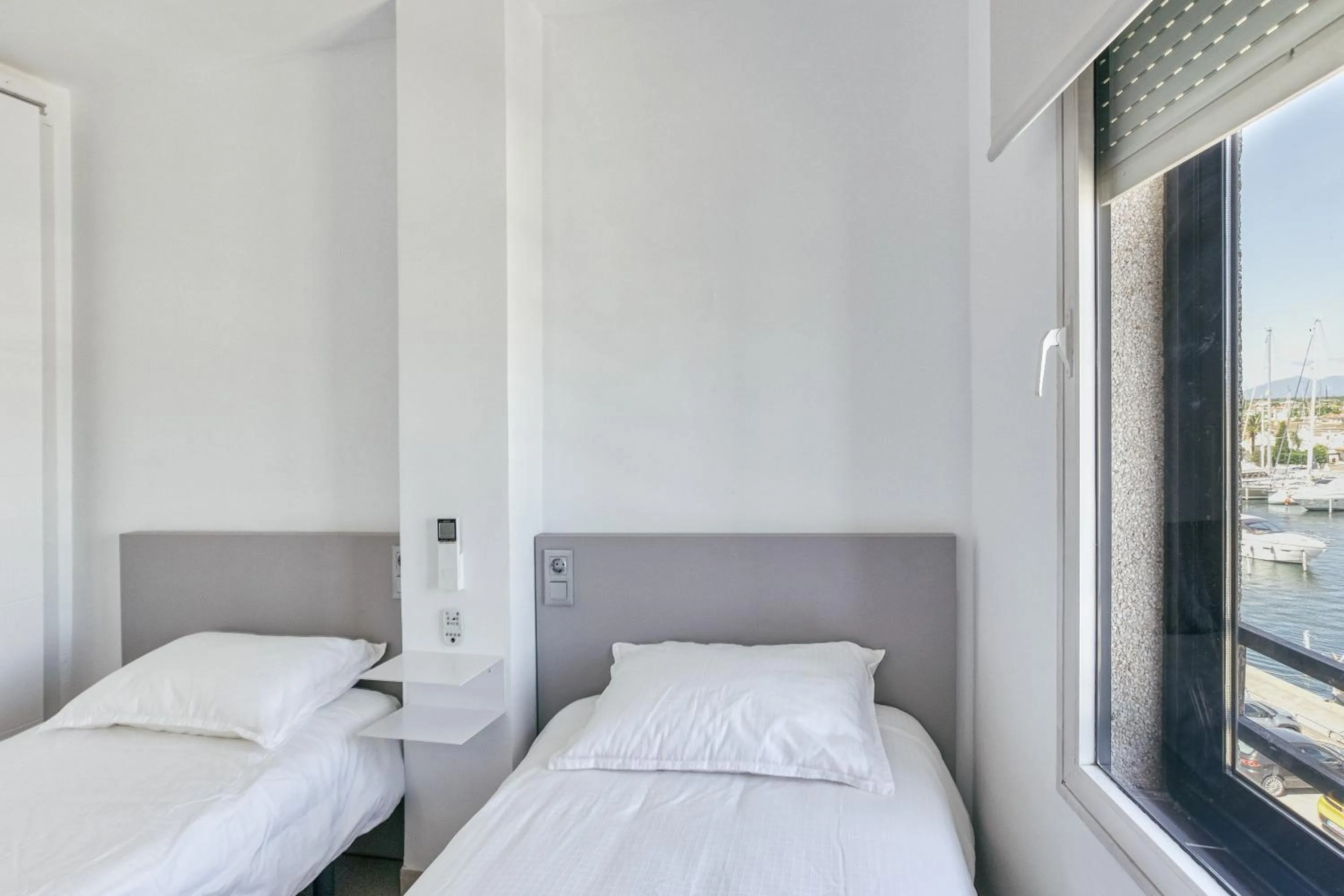 Property building, Bed in Apartamento Con Vistas A Mar