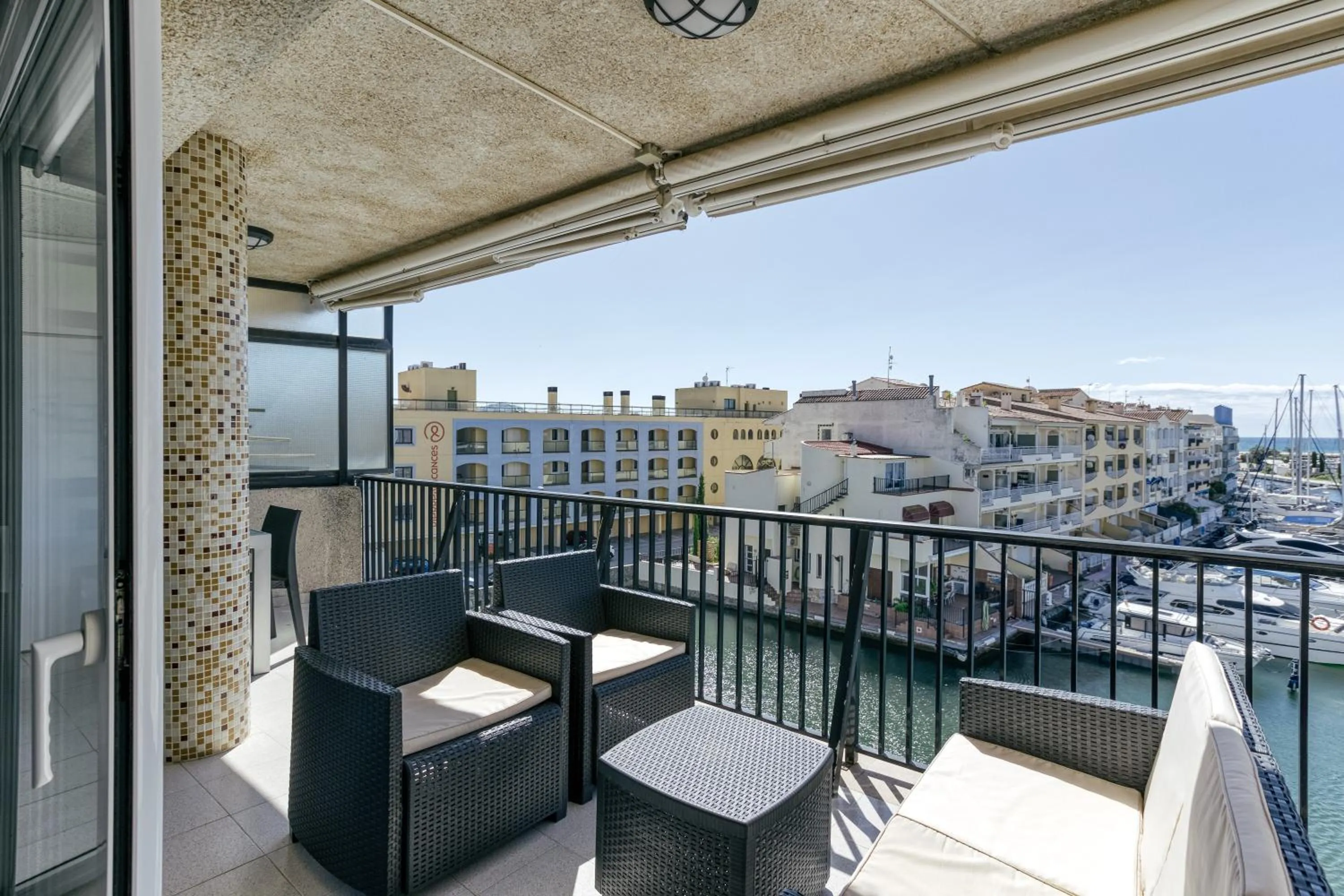 Property building in Apartamento Con Vistas A Mar