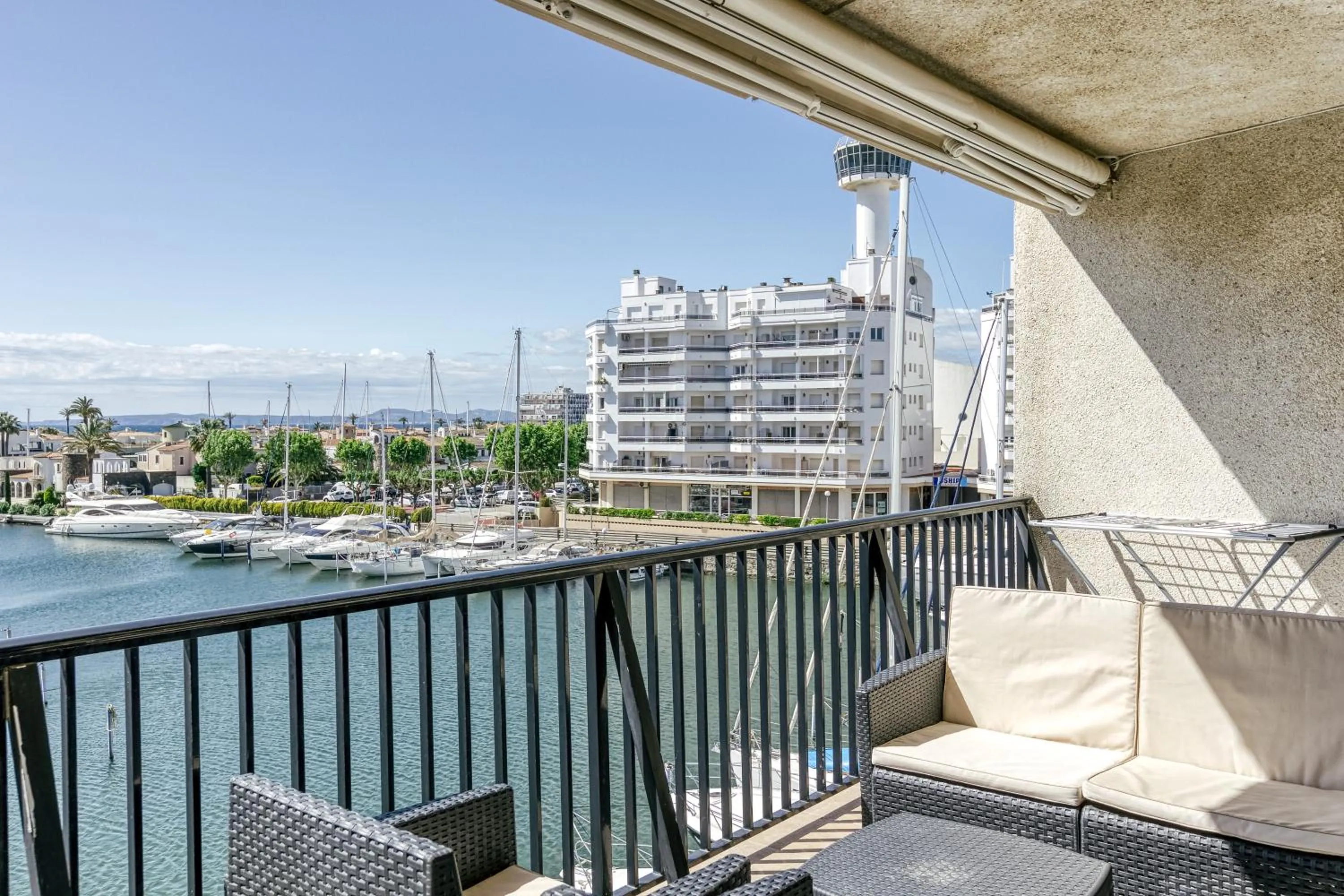 Property building in Apartamento Con Vistas A Mar