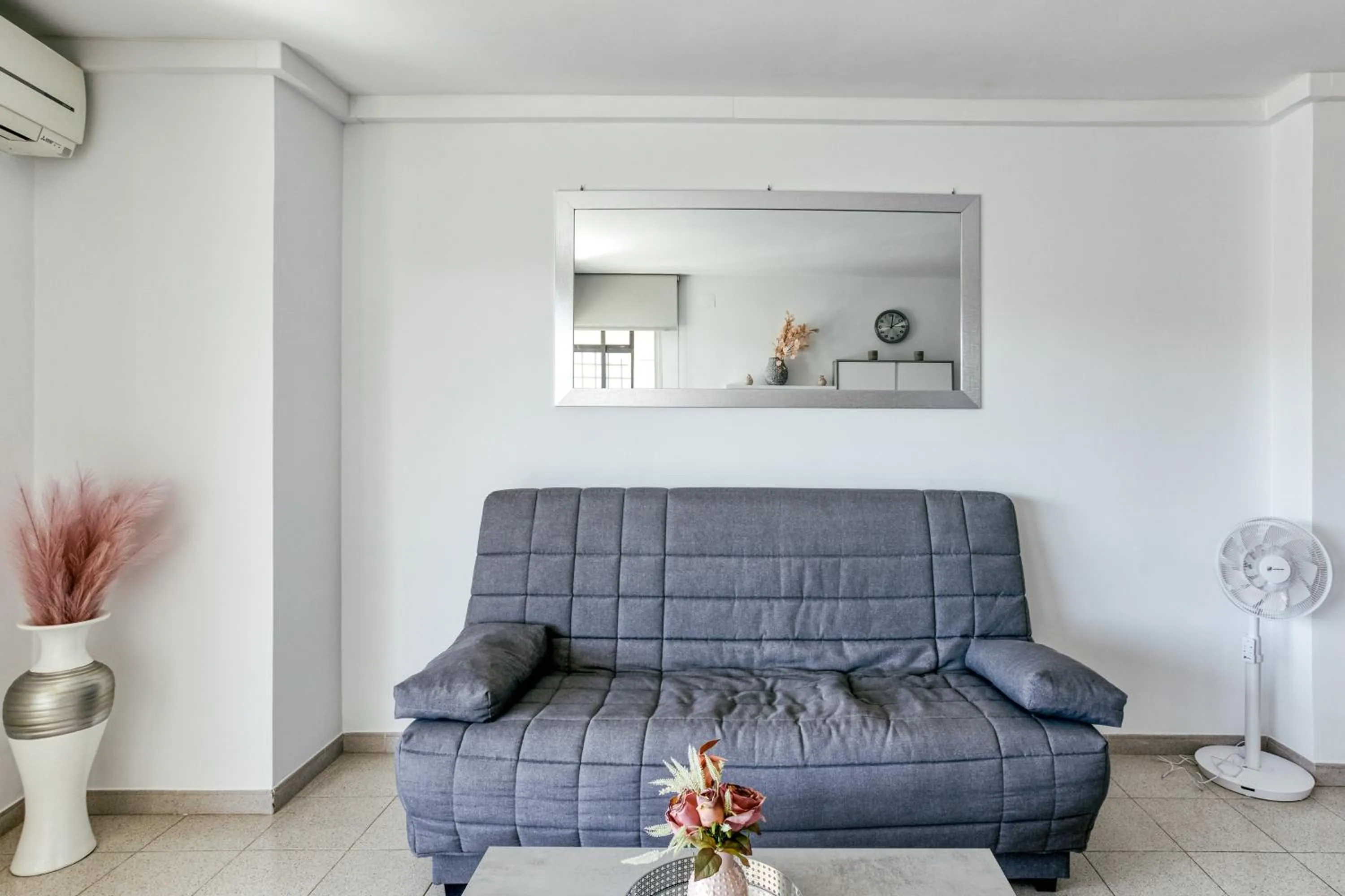 Property building in Apartamento Con Vistas A Mar