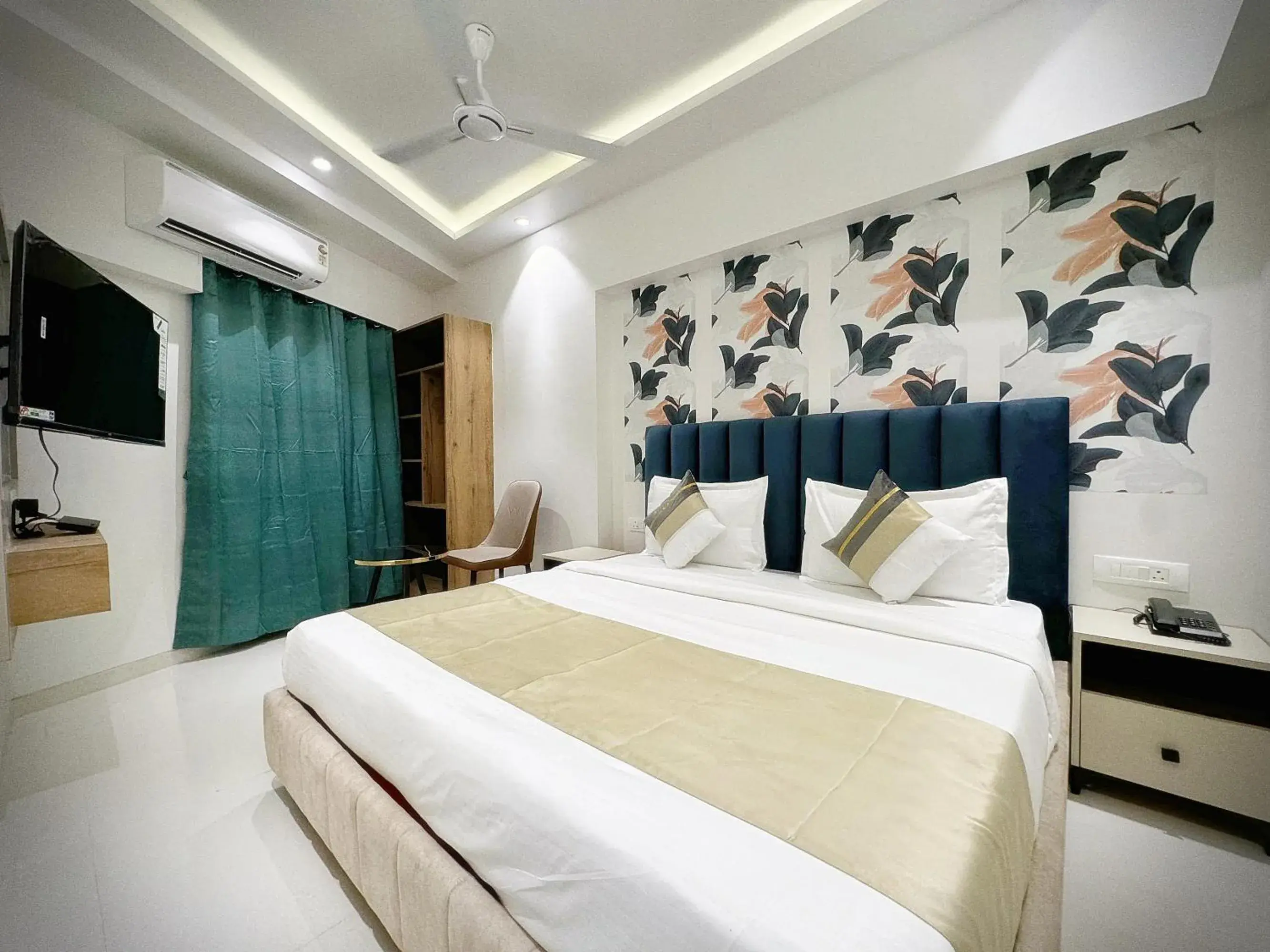 Deluxe Double or Twin Room in The Orion Premium Suites Deluxe Double or Twin Room in The Orion Premium Suites