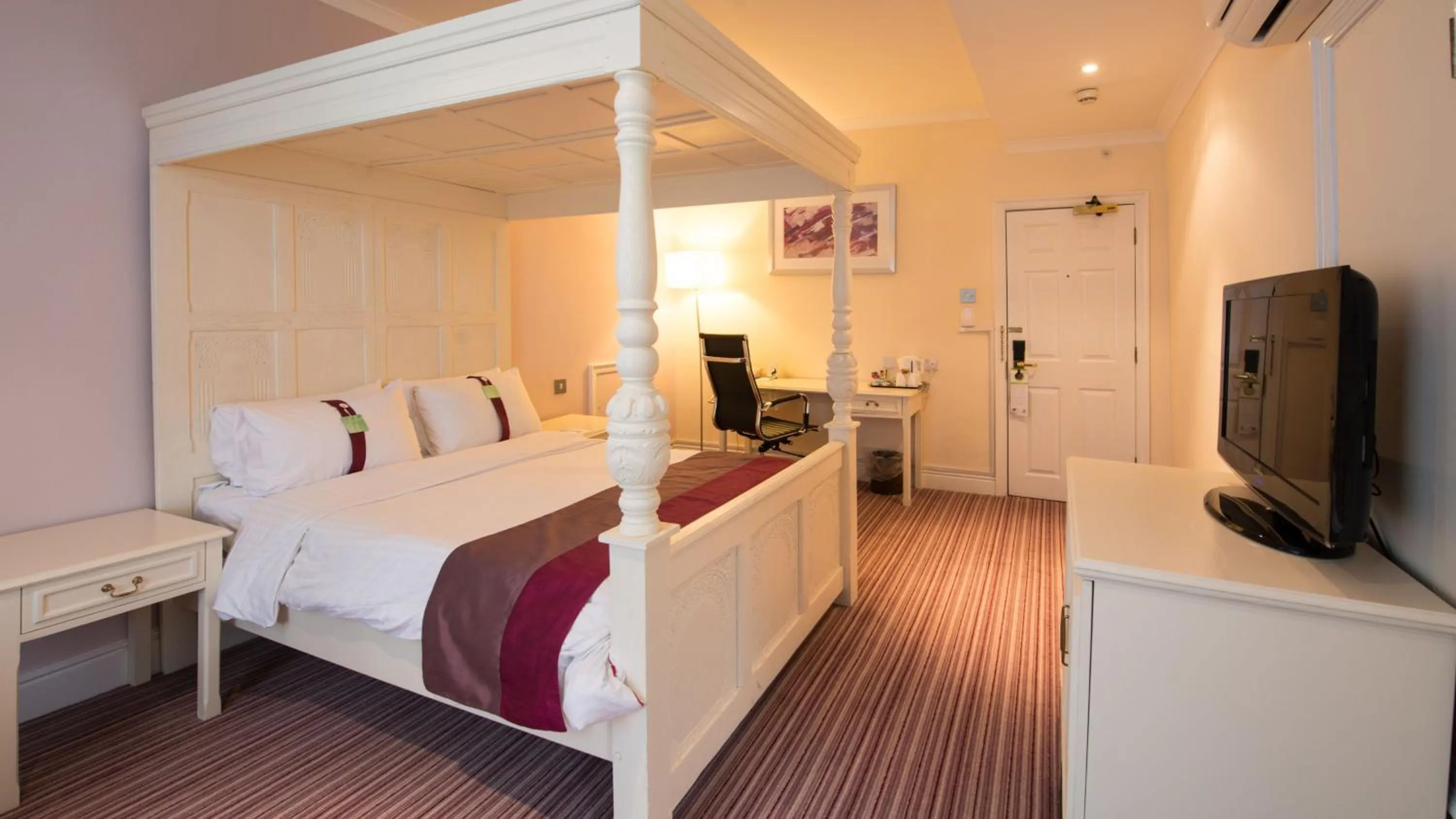 Bed in Holiday Inn Milton Keynes East M1 Junc 14 by IHG