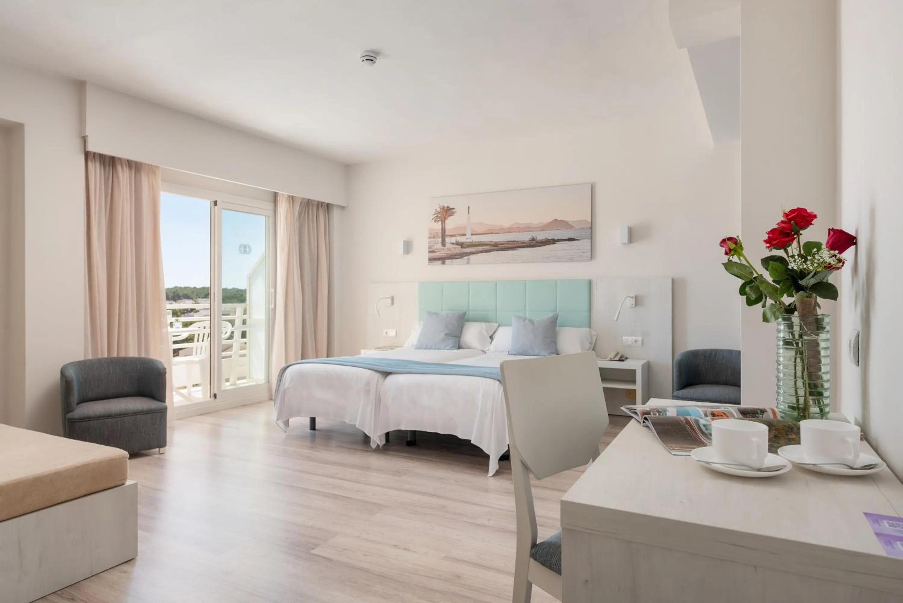 Photo of the whole room, Bed in O7 Nordeste Playa