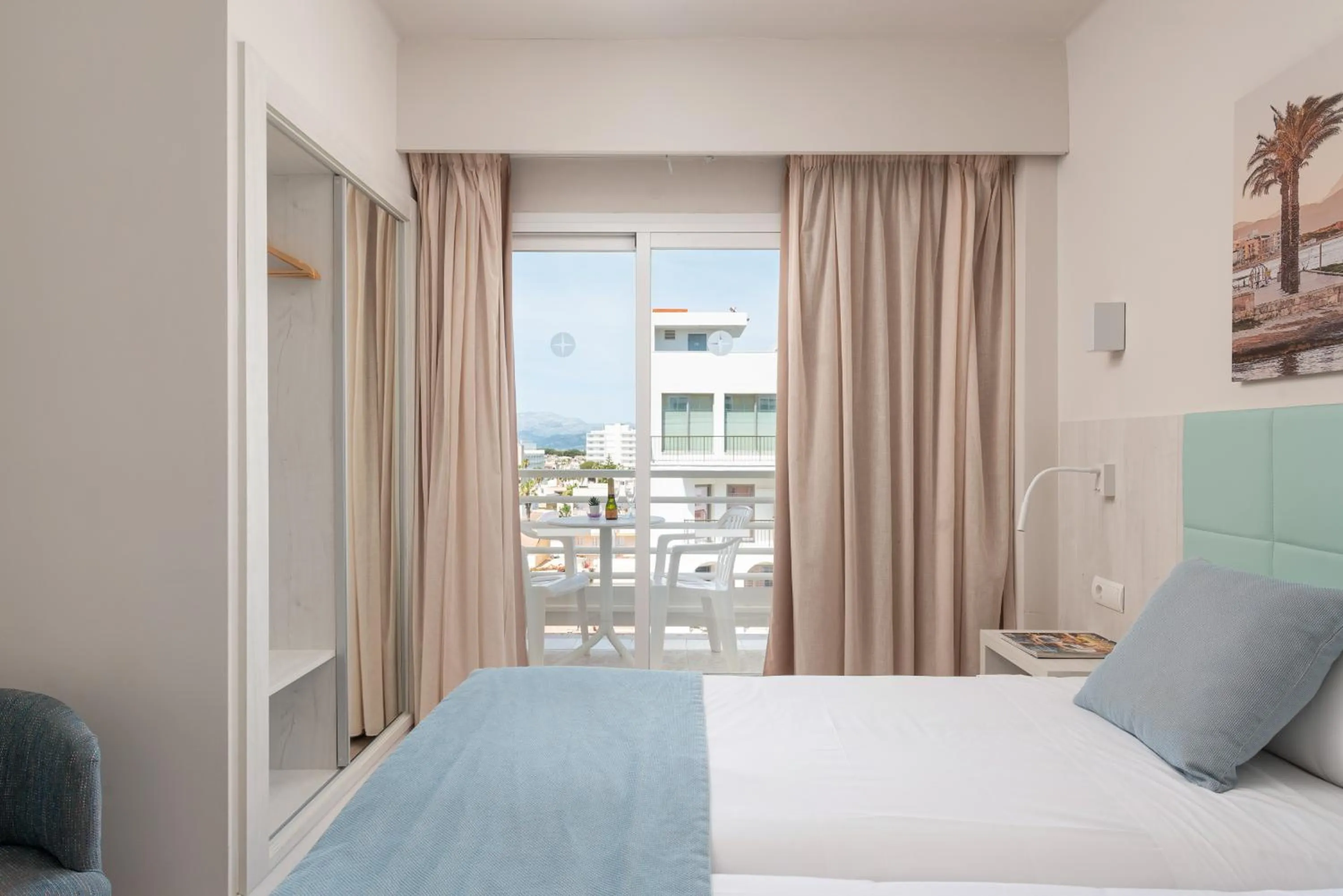 Photo of the whole room, Bed in O7 Nordeste Playa