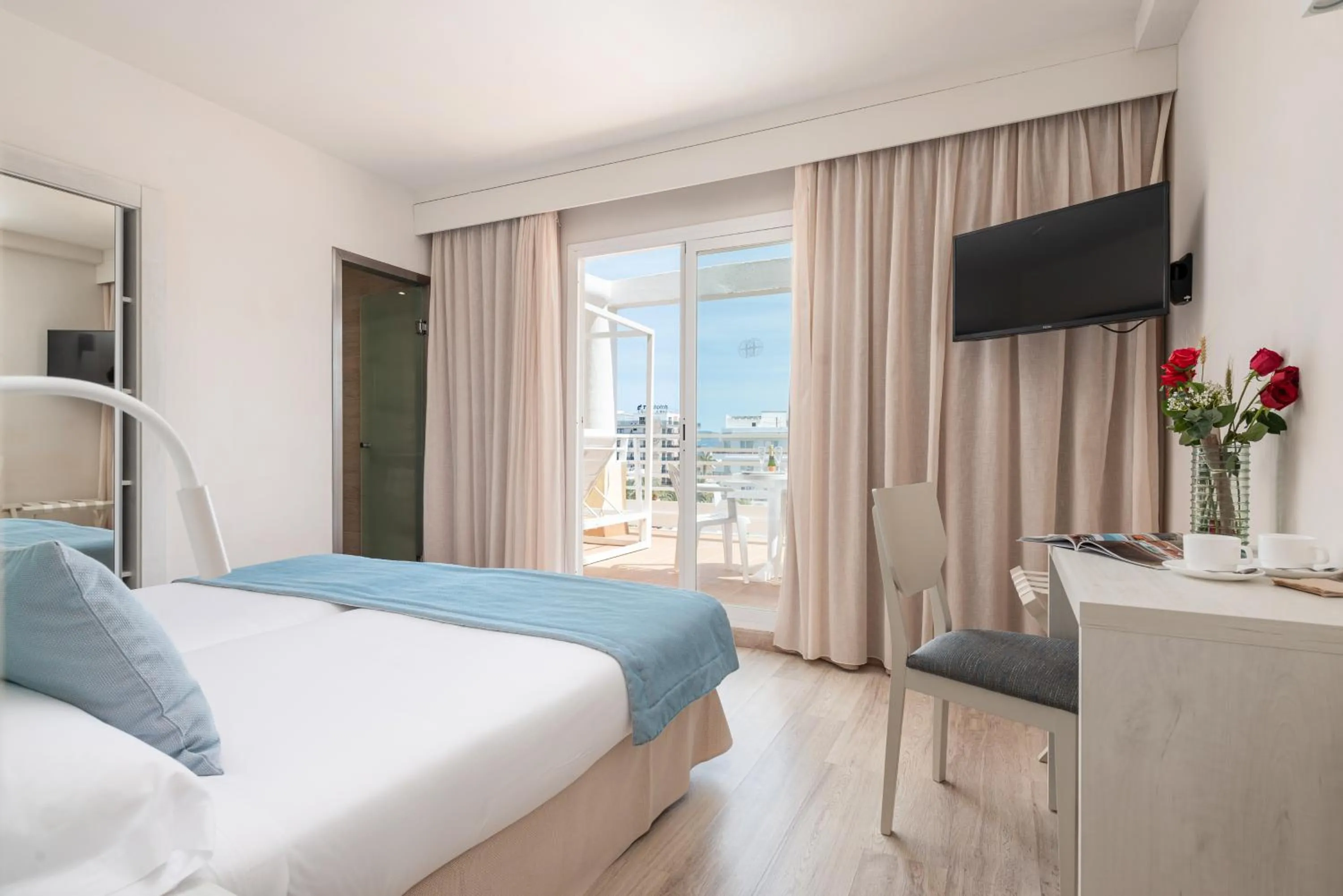 Photo of the whole room, Bed in O7 Nordeste Playa