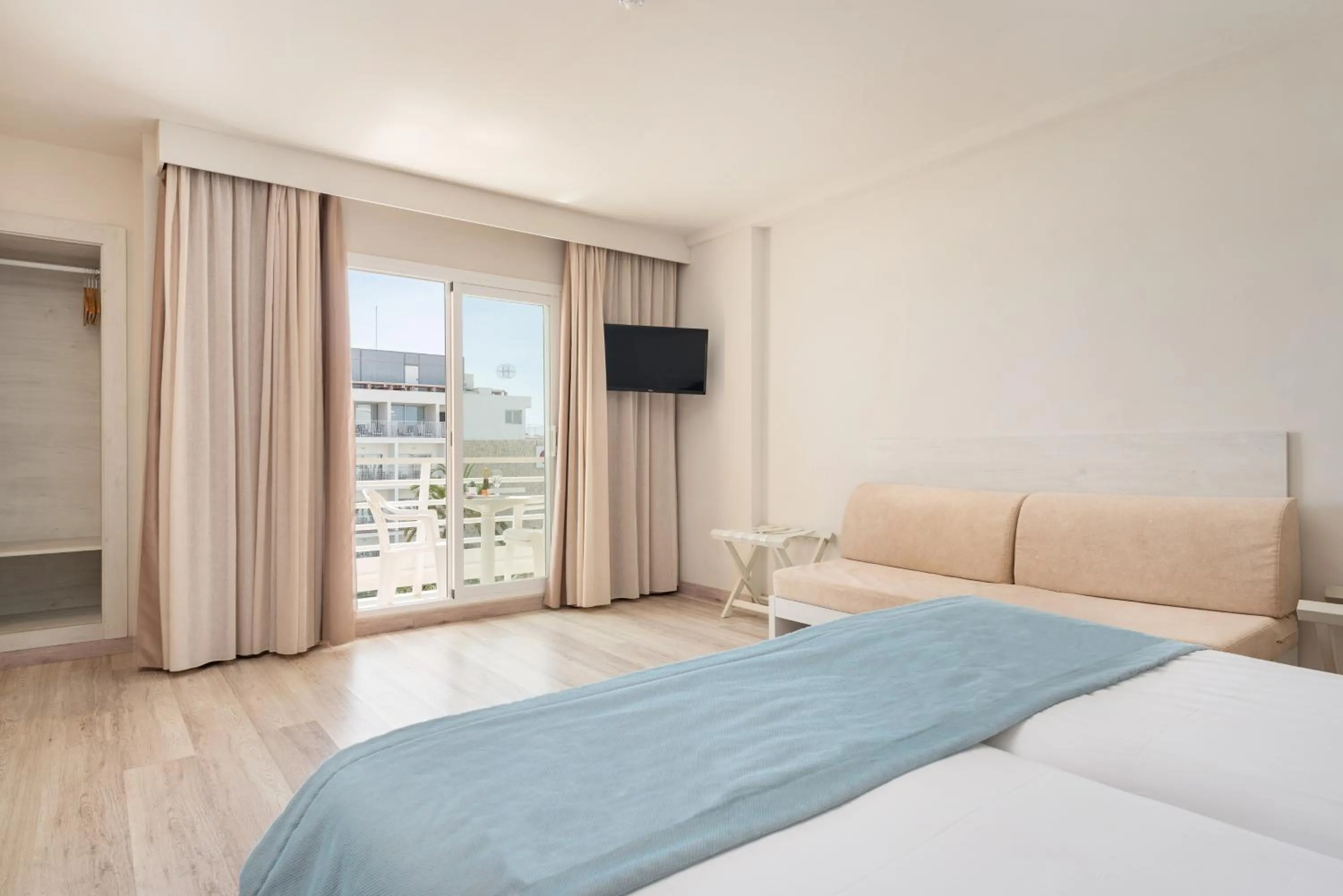 Photo of the whole room, Bed in O7 Nordeste Playa